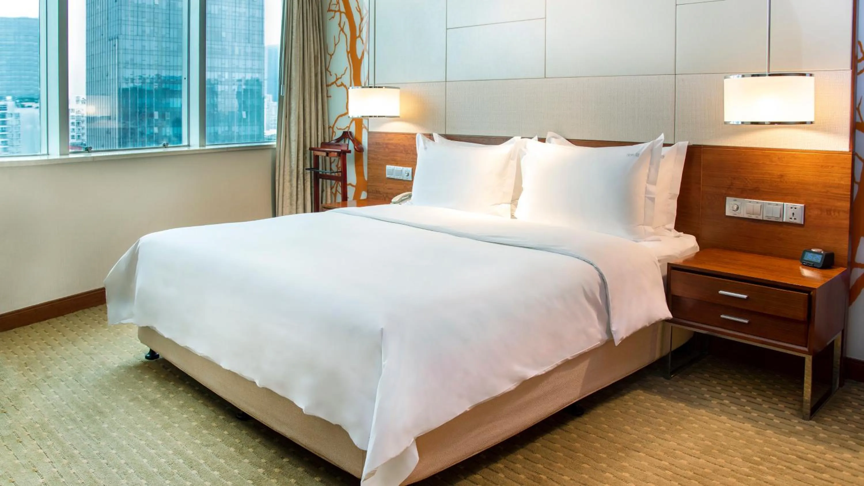 Photo of the whole room, Bed in Holiday Inn Shenzhen Donghua by IHG