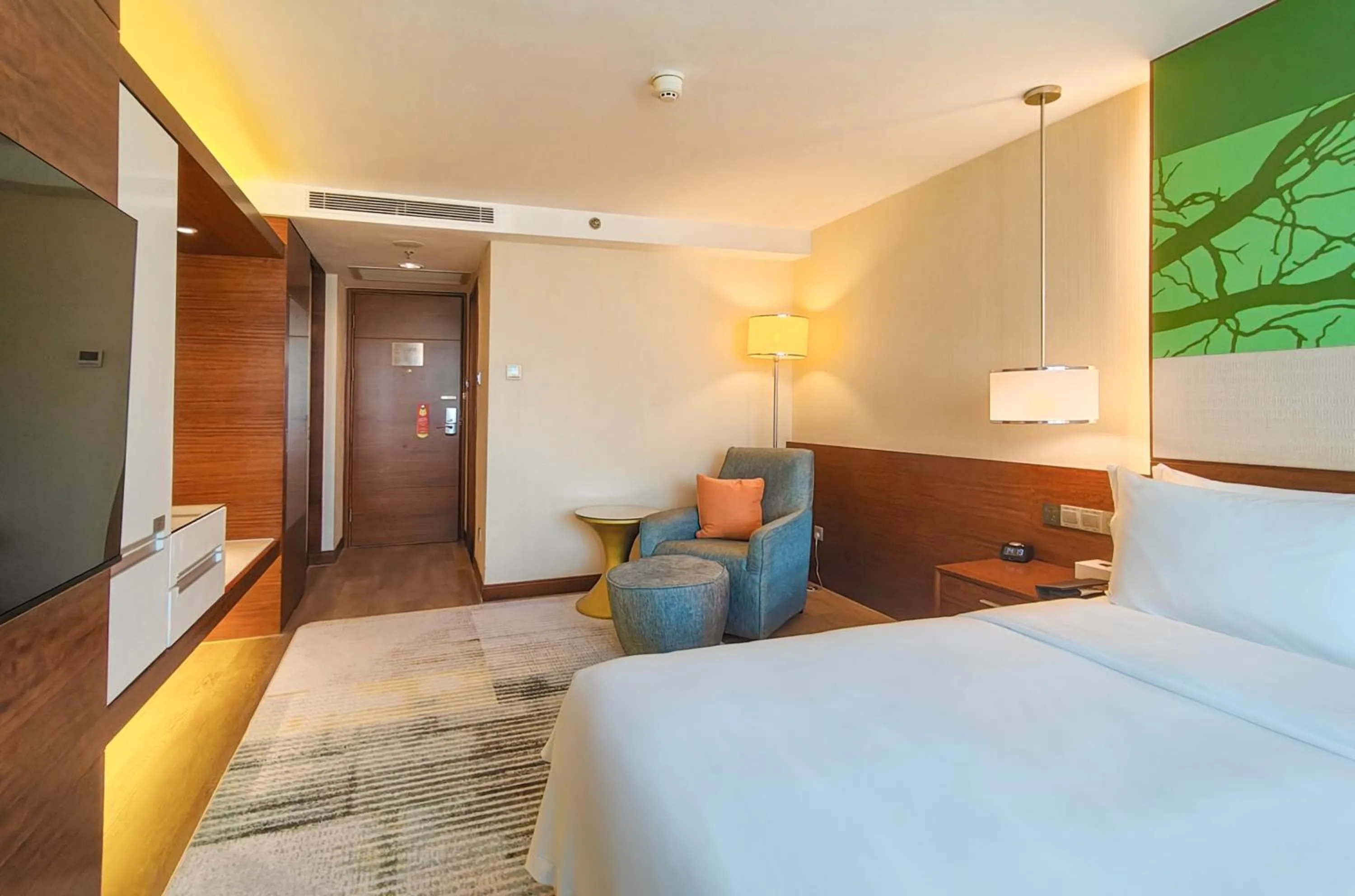 Bed in Holiday Inn Shenzhen Donghua by IHG