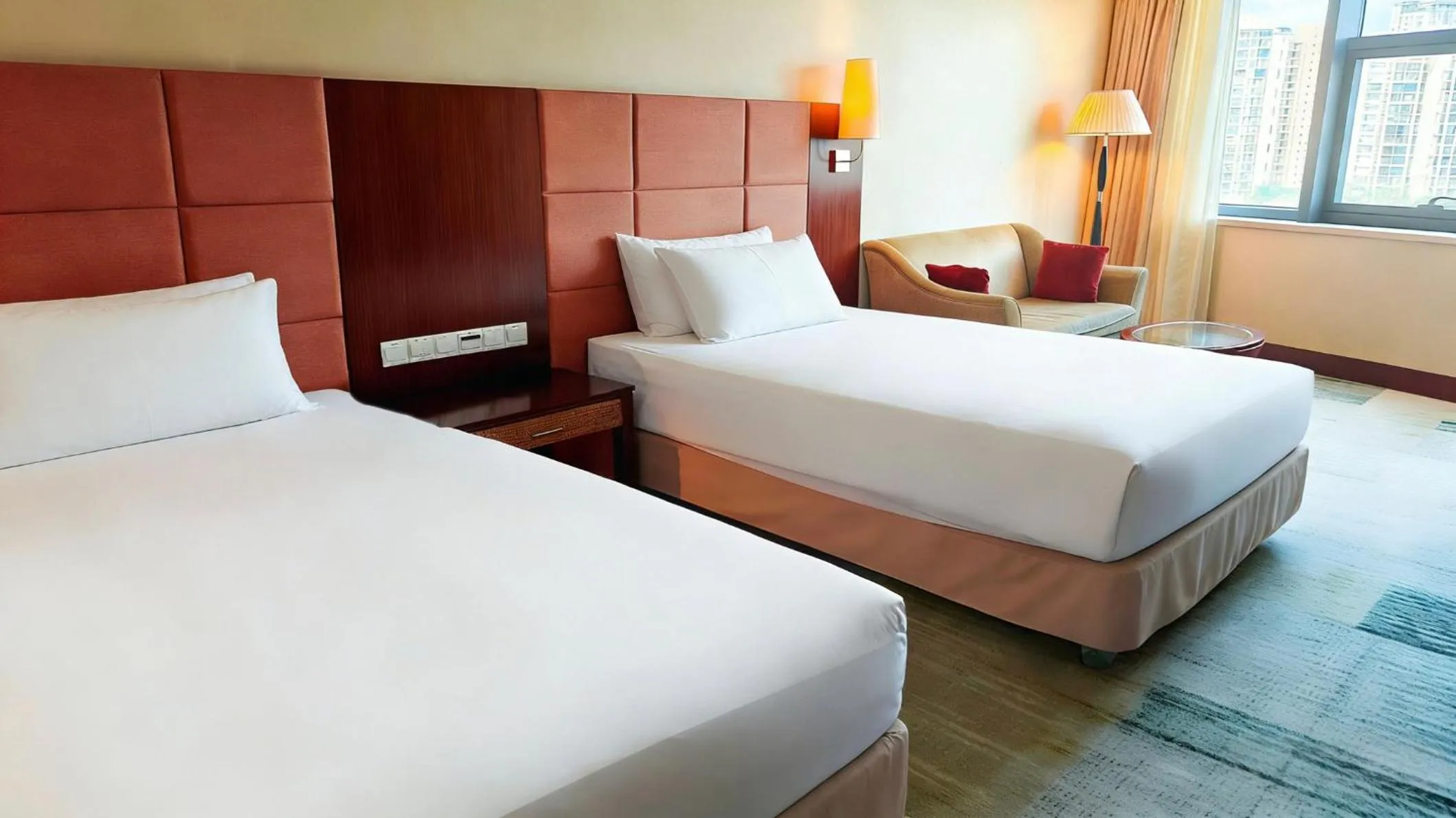 Photo of the whole room, Bed in Holiday Inn Shenzhen Donghua by IHG