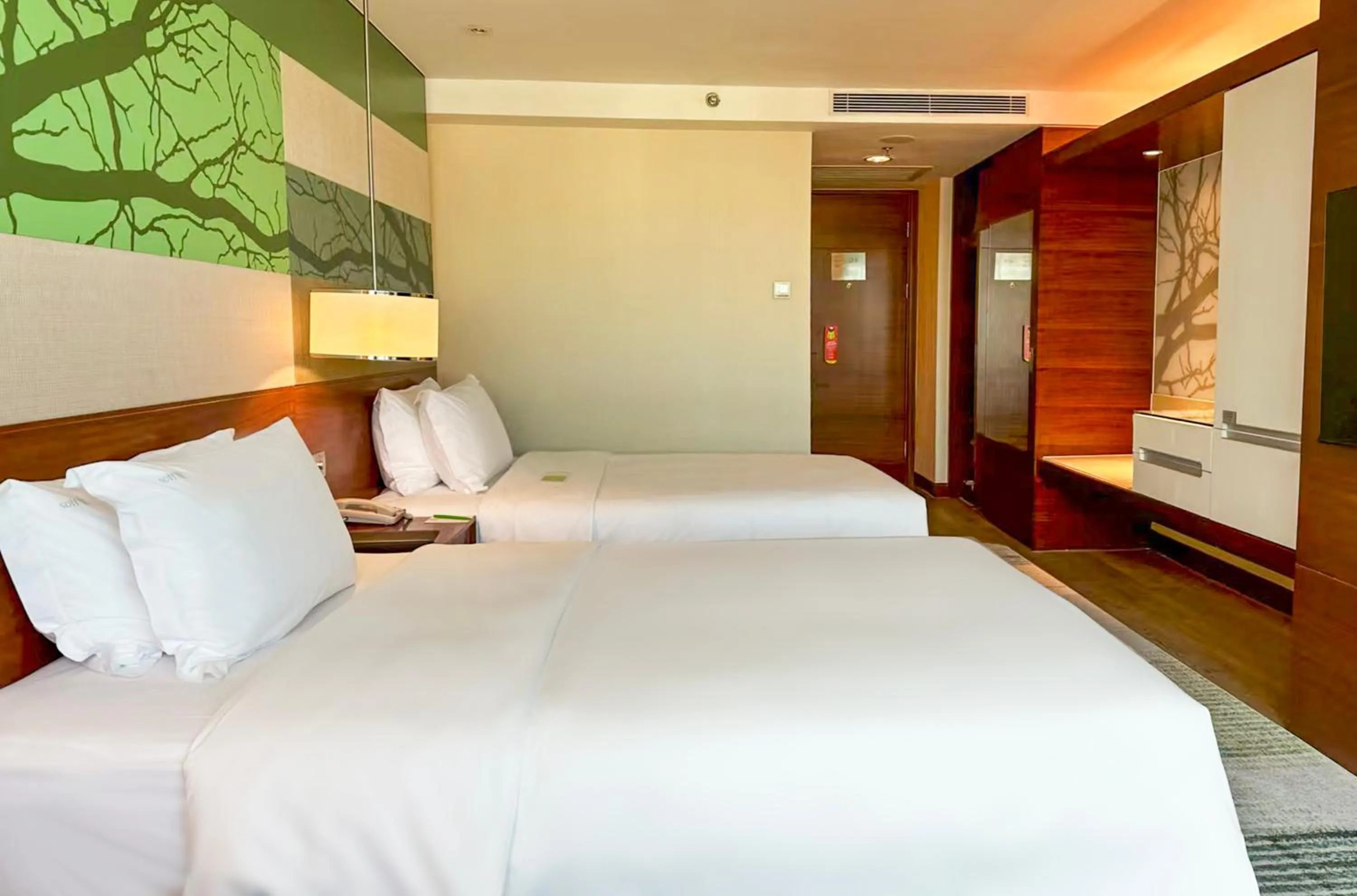Bed in Holiday Inn Shenzhen Donghua by IHG