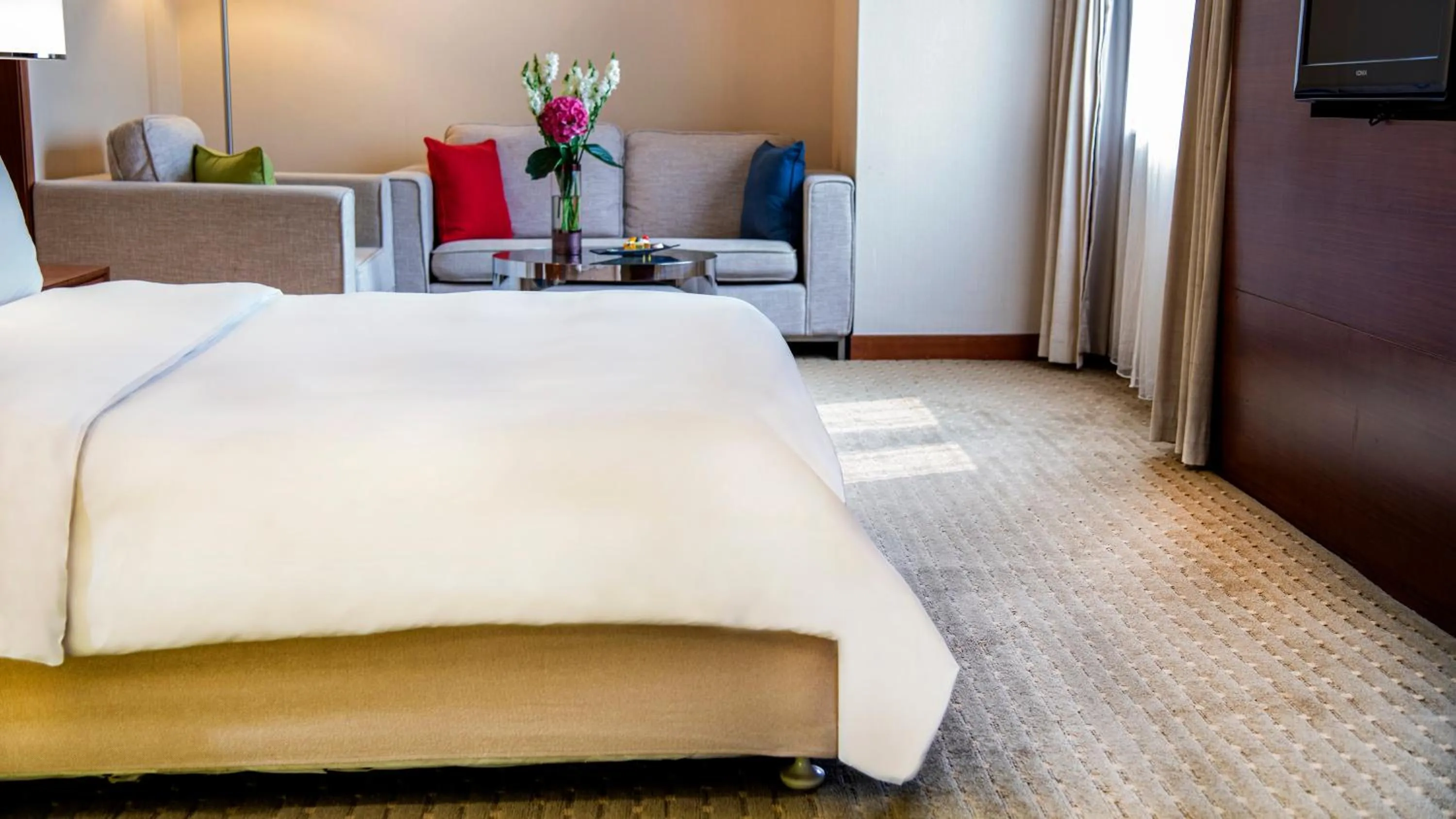 Photo of the whole room, Bed in Holiday Inn Shenzhen Donghua by IHG