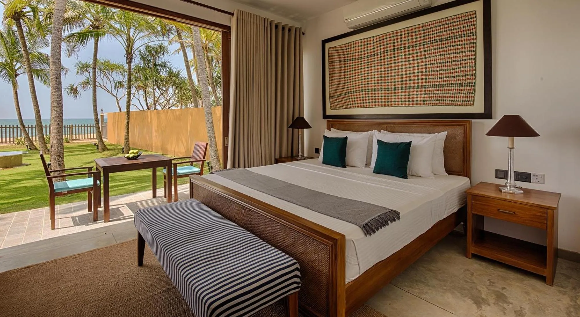Bed in Jetwing Villa 700