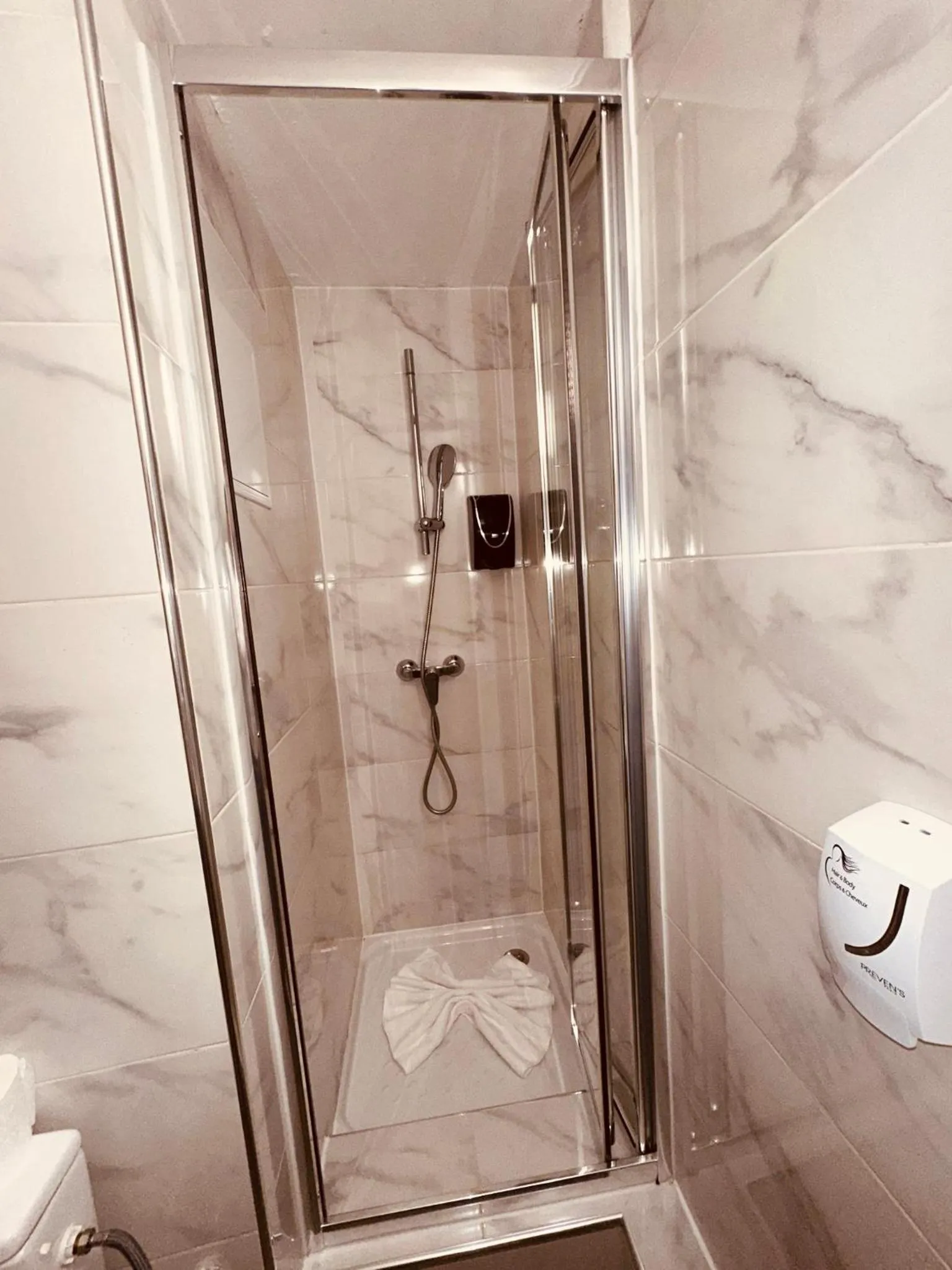 Shower in Pavillon Opéra Lafayette