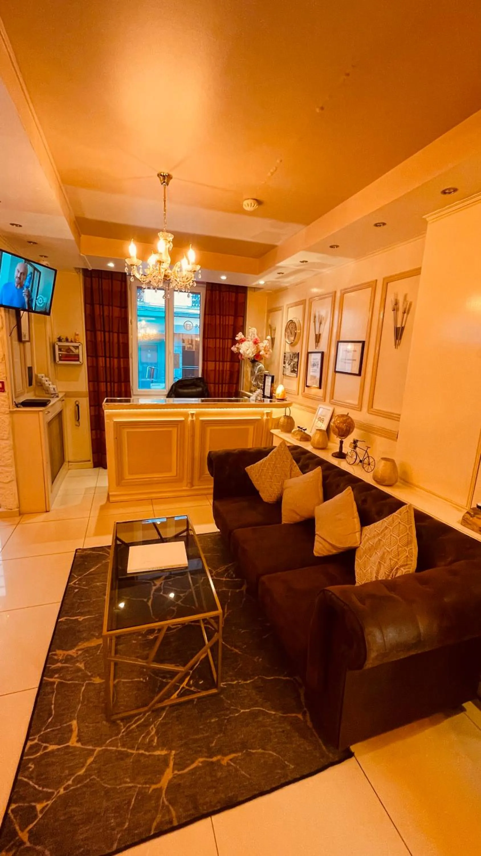 Communal lounge/ TV room in Pavillon Opéra Lafayette