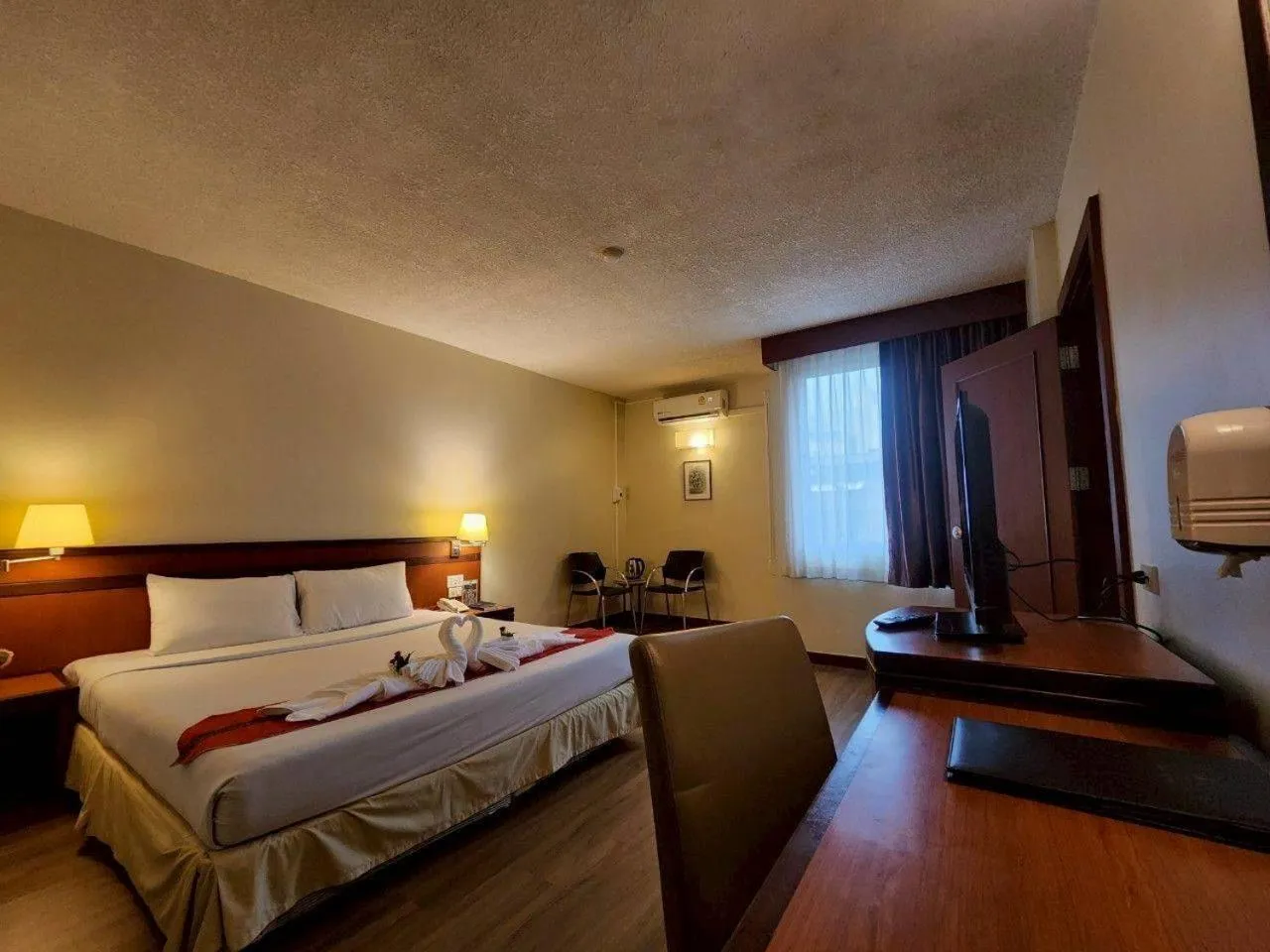 Bed in Hatyai Golden Crown Hotel