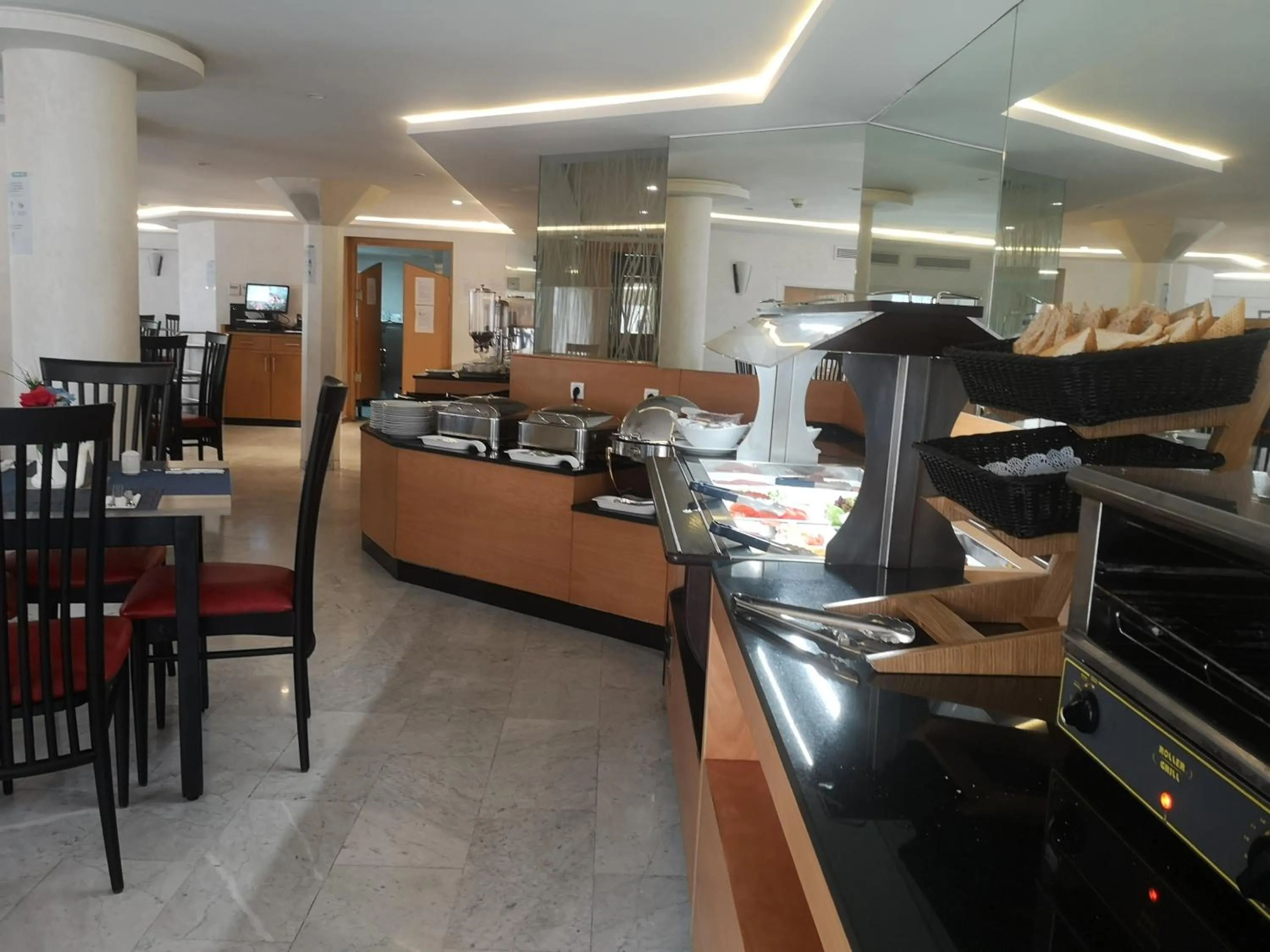 Restaurant/places to eat in Annakhil Hotel