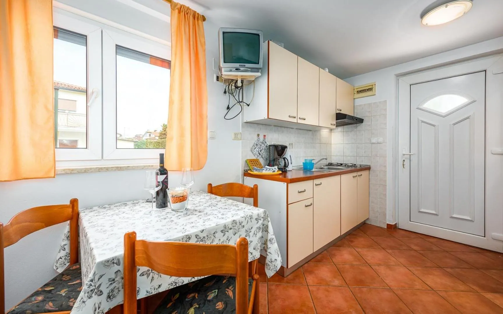 Kitchen or kitchenette in ALEKS house with apartments