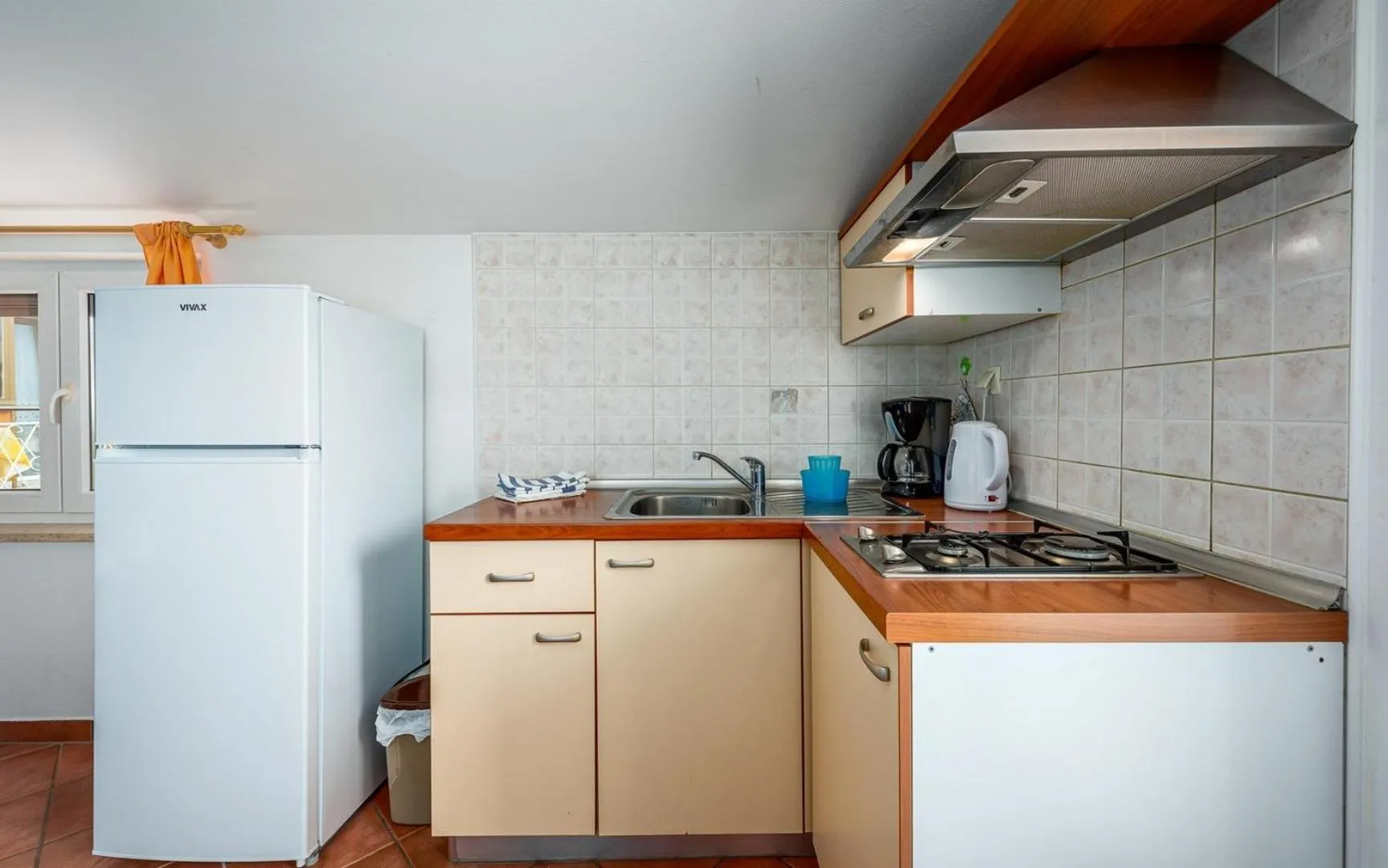 Kitchen or kitchenette in ALEKS house with apartments