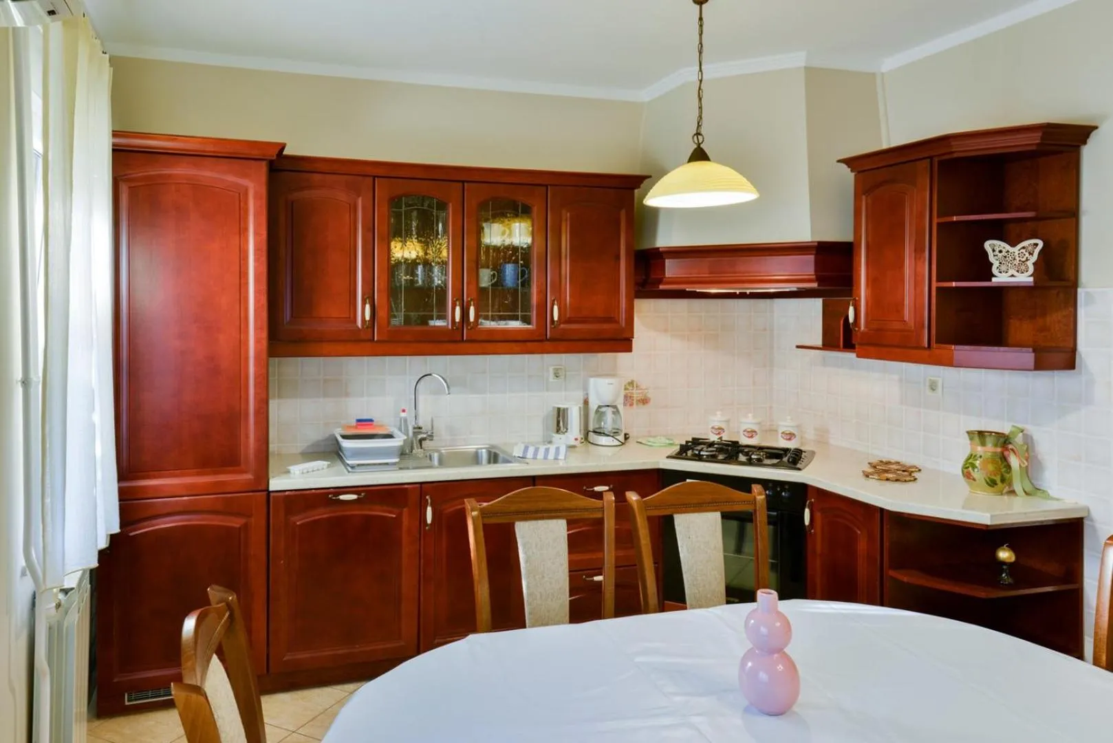 Kitchen or kitchenette in ALEKS house with apartments