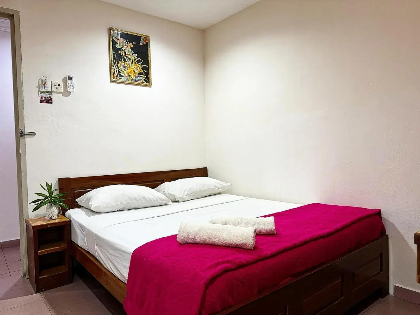 Standard Queen Room in Town Inn Hotel - Rainforest Standard Queen Room in Town Inn Hotel - Rainforest