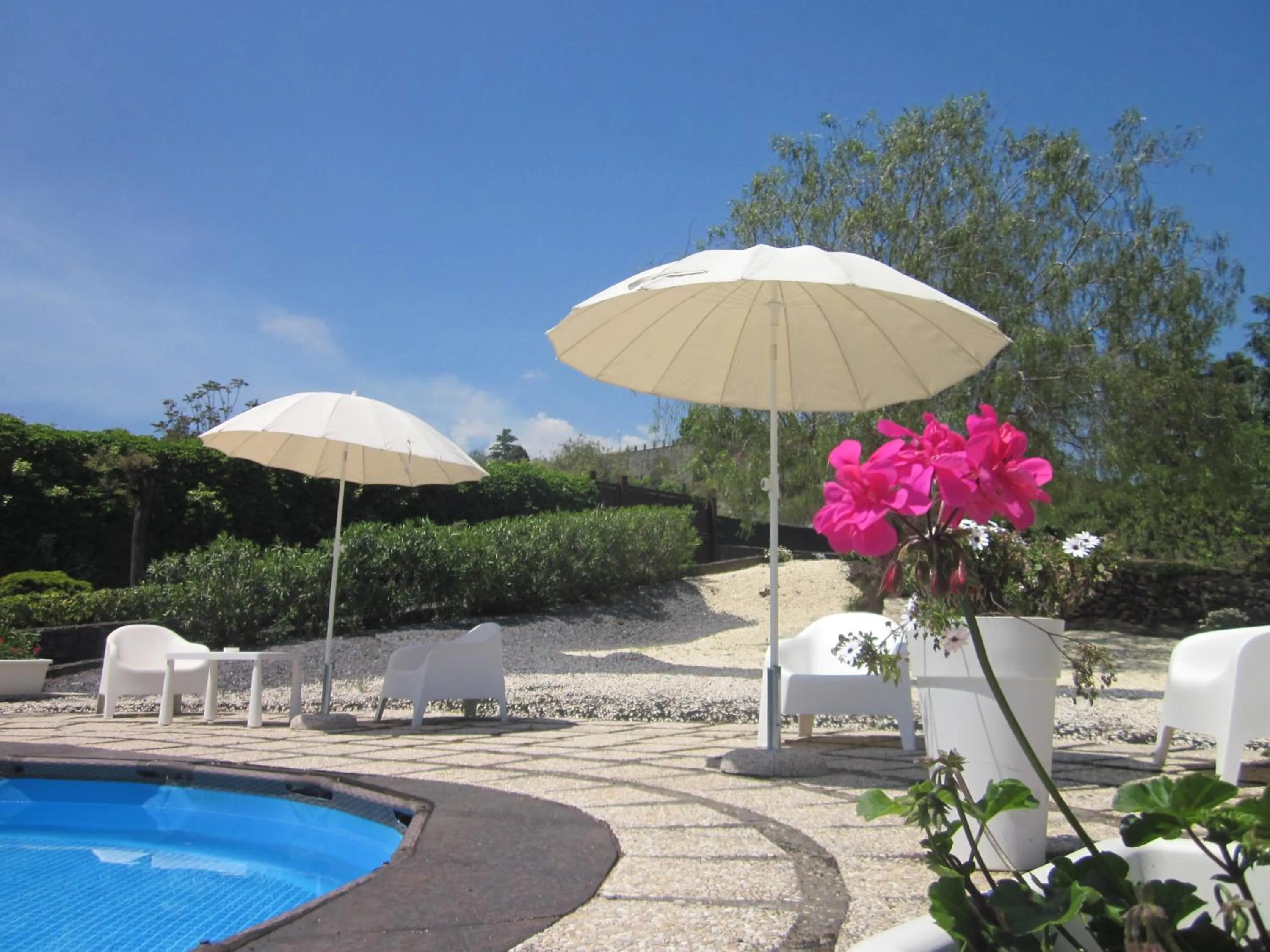 Swimming pool in B&B BOUTIQUE DI CHARME "ETNA-RELAX-NATURA"