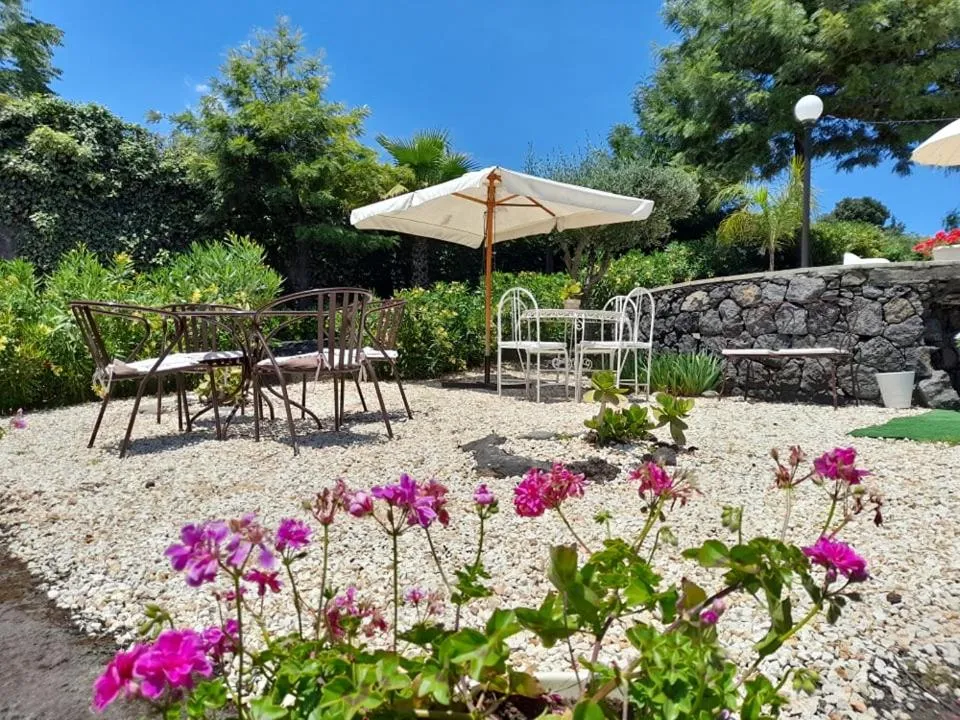 Garden in B&B BOUTIQUE DI CHARME "ETNA-RELAX-NATURA"
