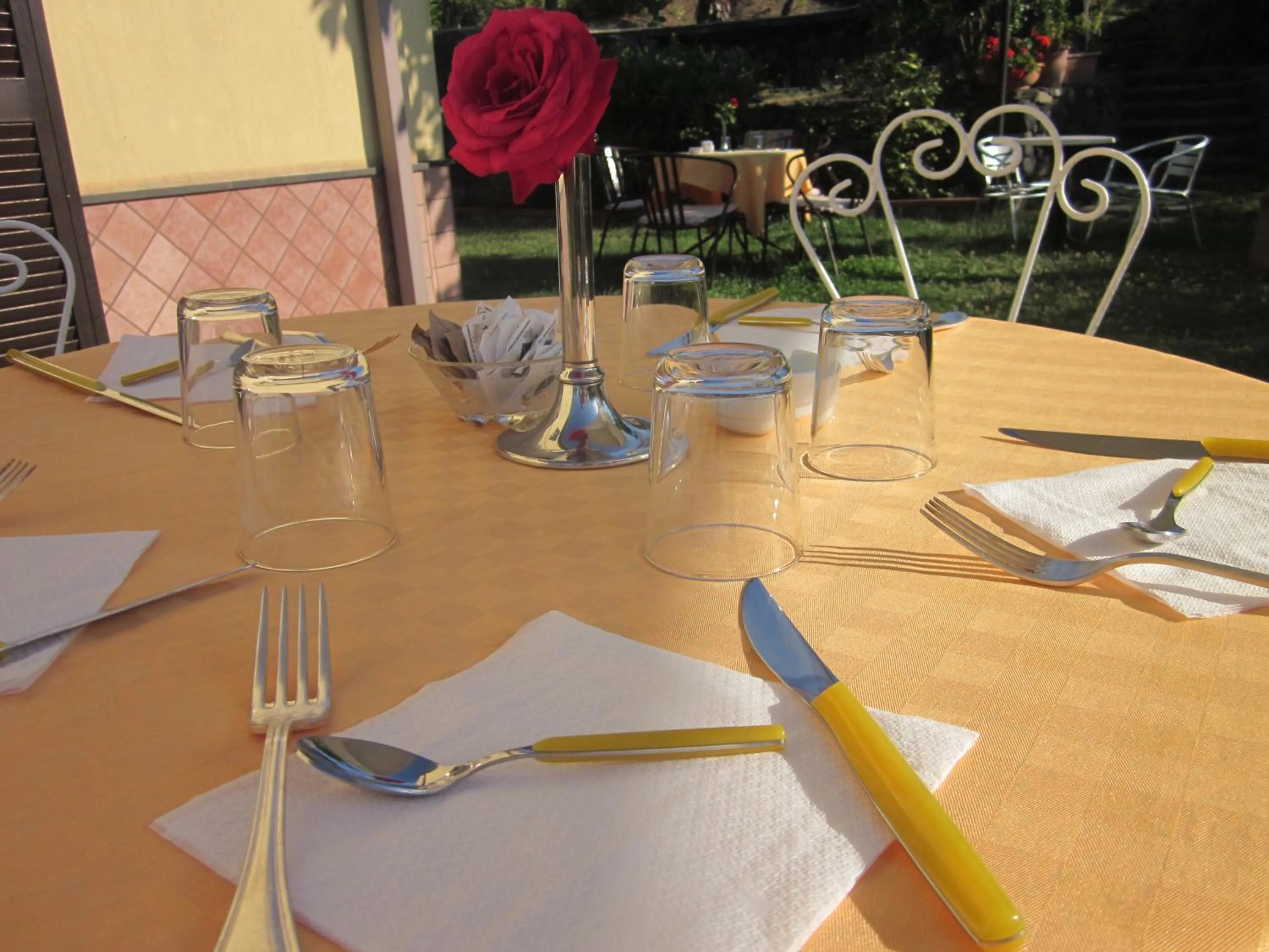 Food and drinks in B&B BOUTIQUE DI CHARME "ETNA-RELAX-NATURA"