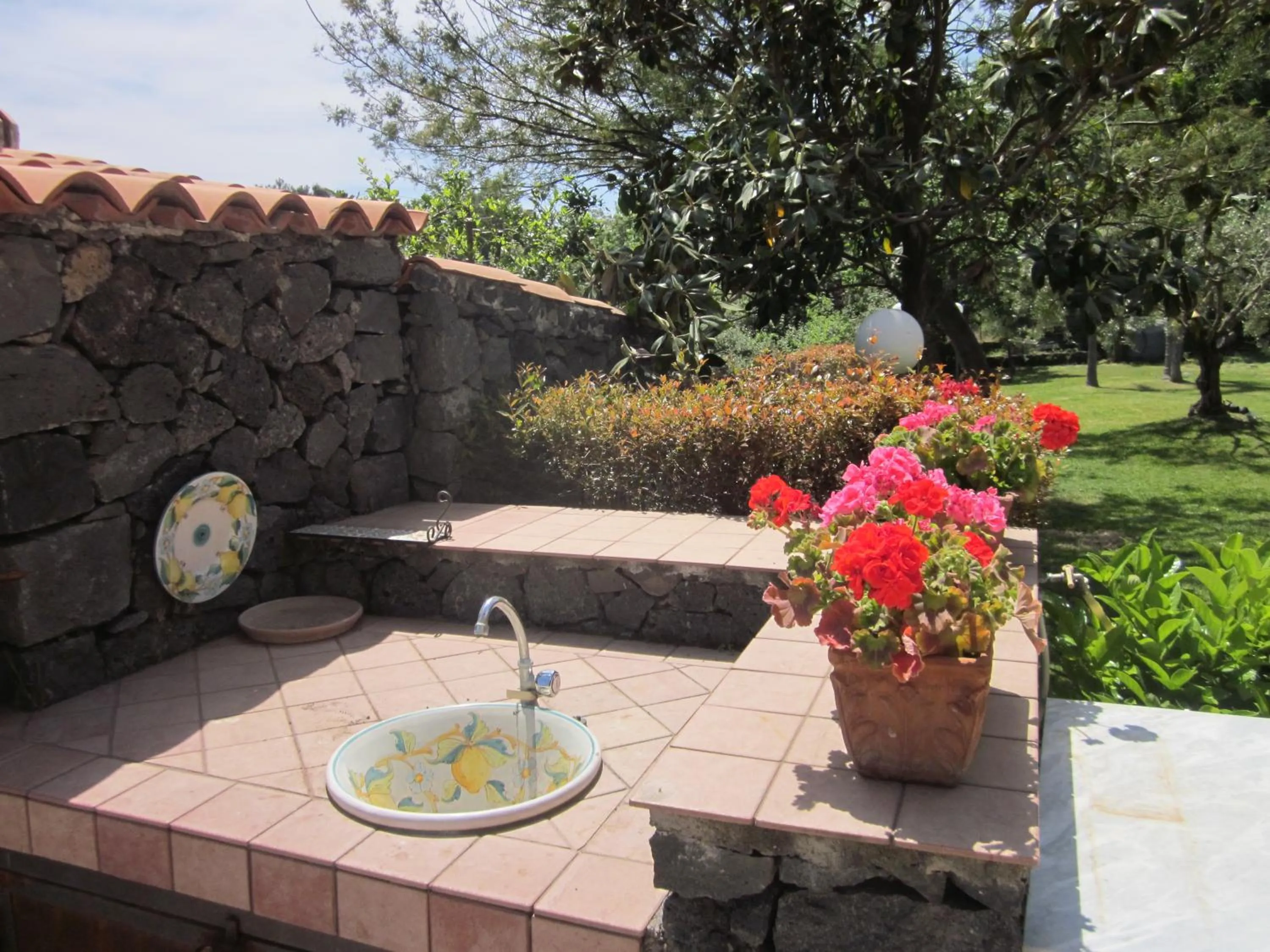 Garden in B&B BOUTIQUE DI CHARME "ETNA-RELAX-NATURA"