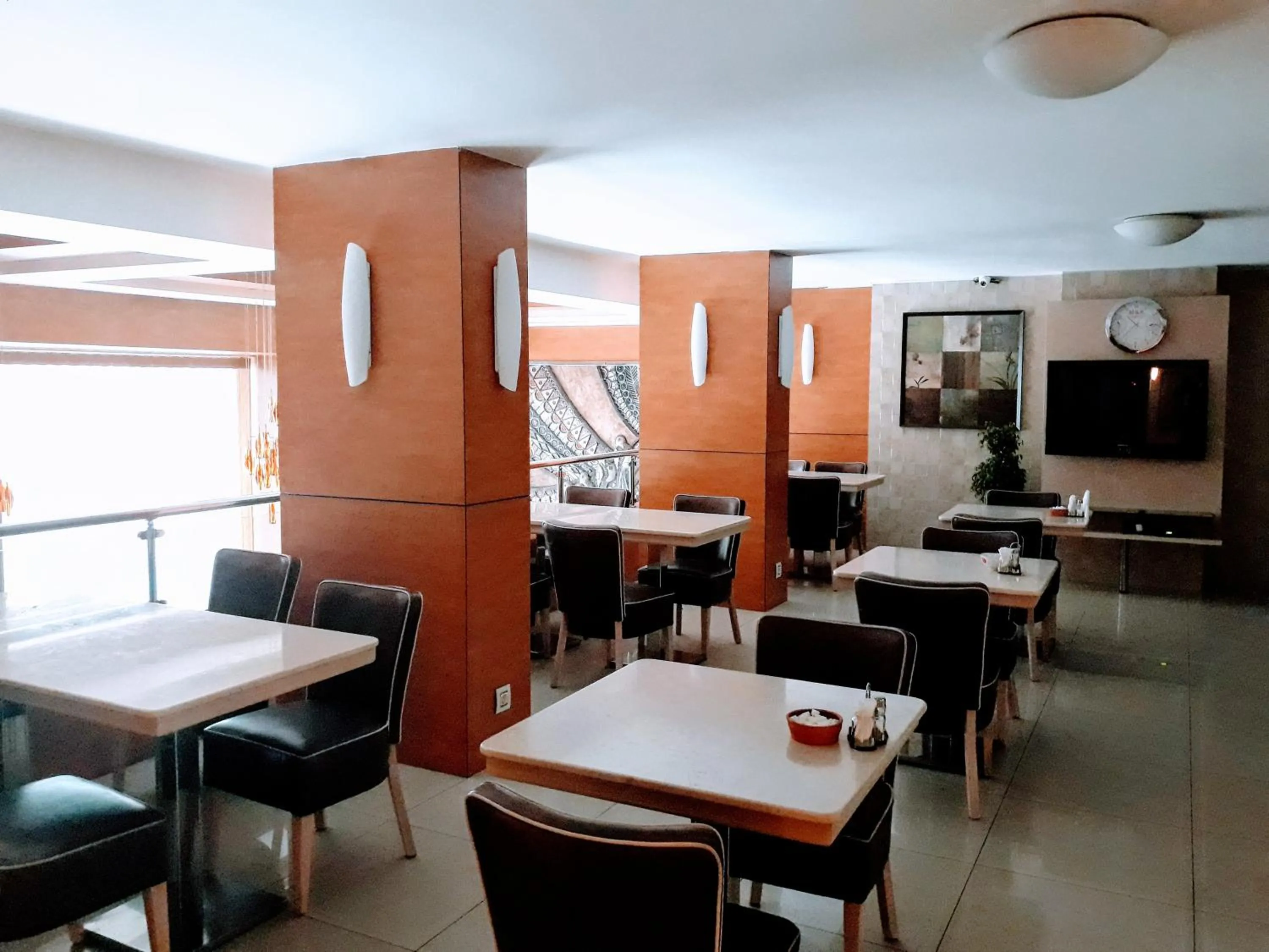 Restaurant/places to eat in Merdan Hotel