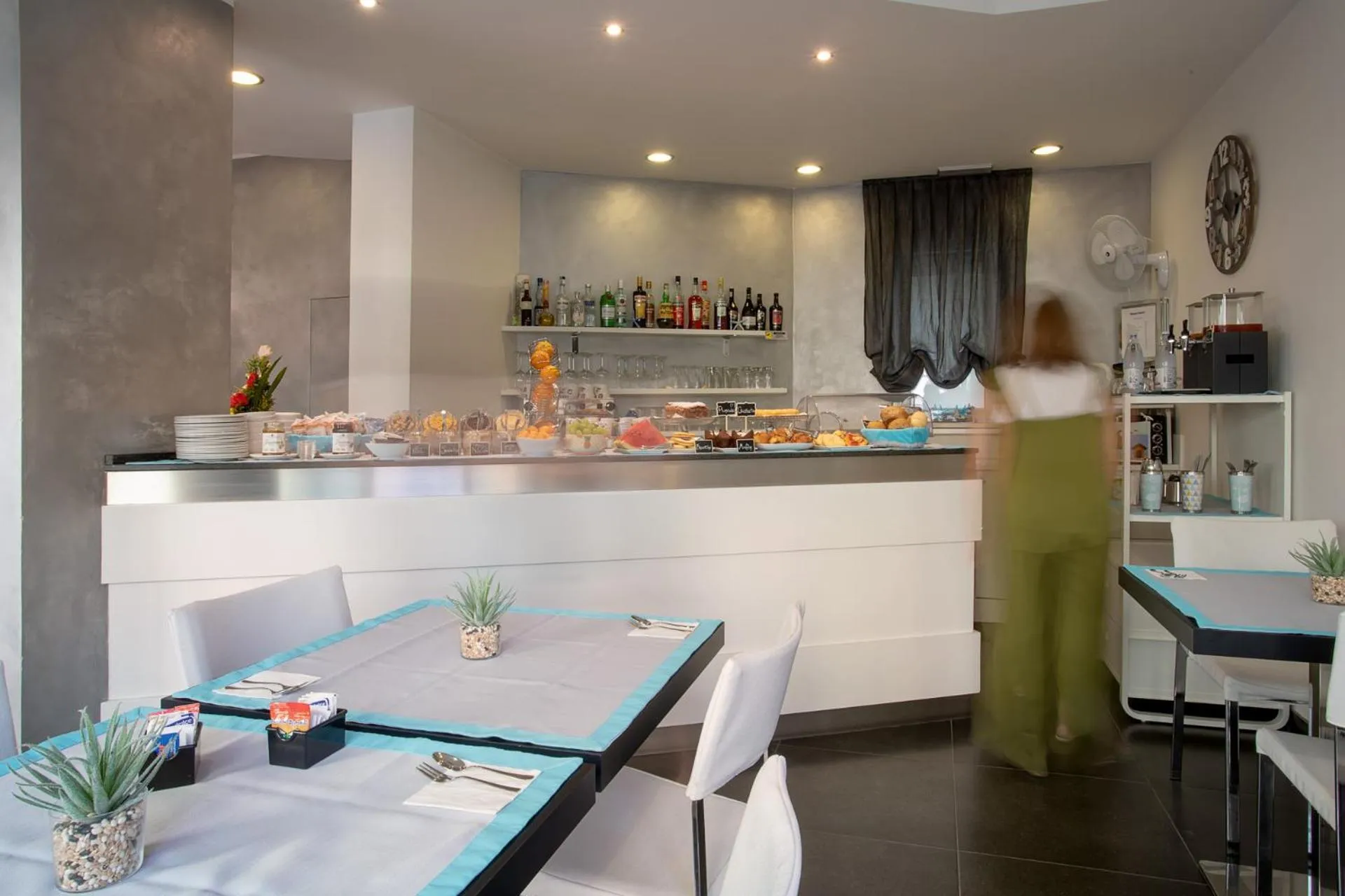 Communal lounge/ TV room in Gimmi Hotel