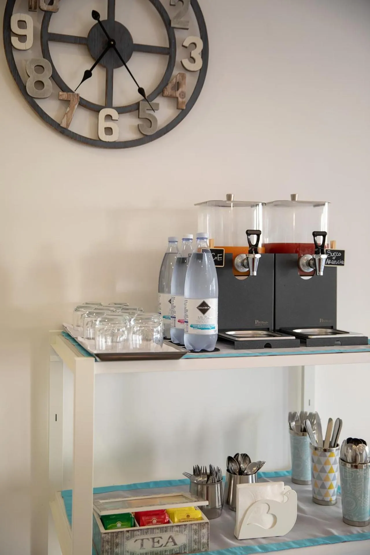 Communal lounge/ TV room in Gimmi Hotel