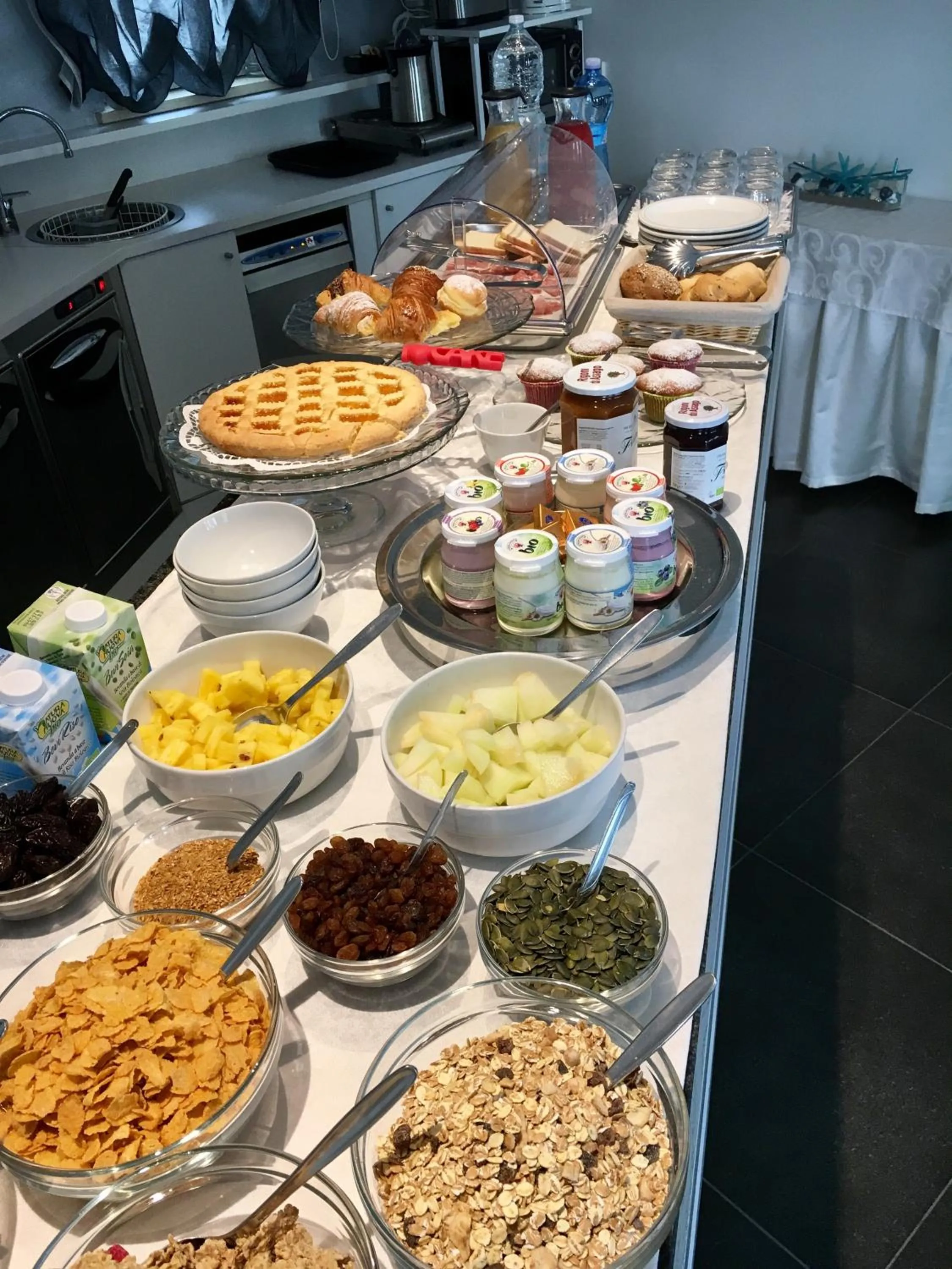 Communal lounge/ TV room in Gimmi Hotel