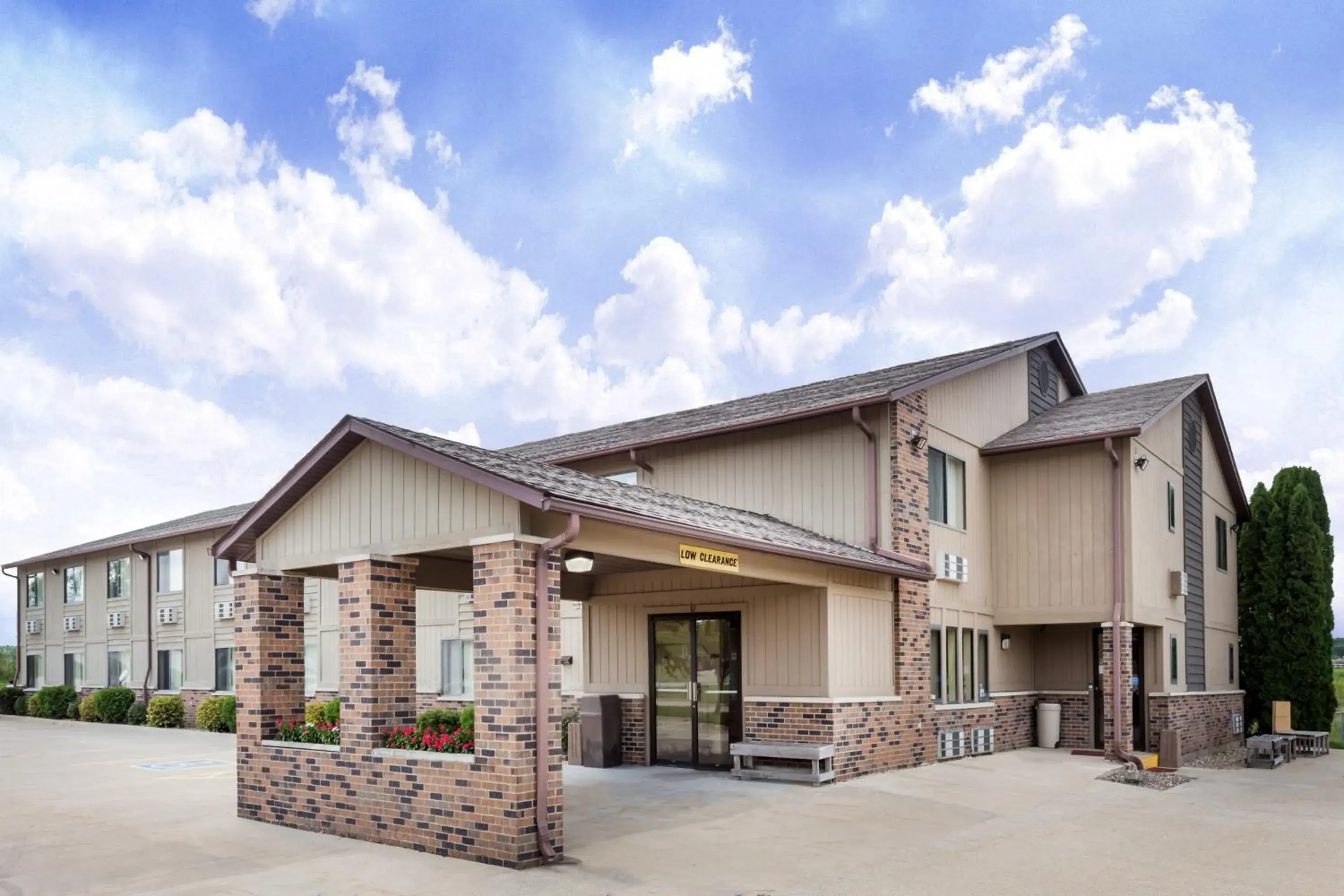 Property building in Super 8 by Wyndham Anamosa IA Property building in Super 8 by Wyndham Anamosa IA