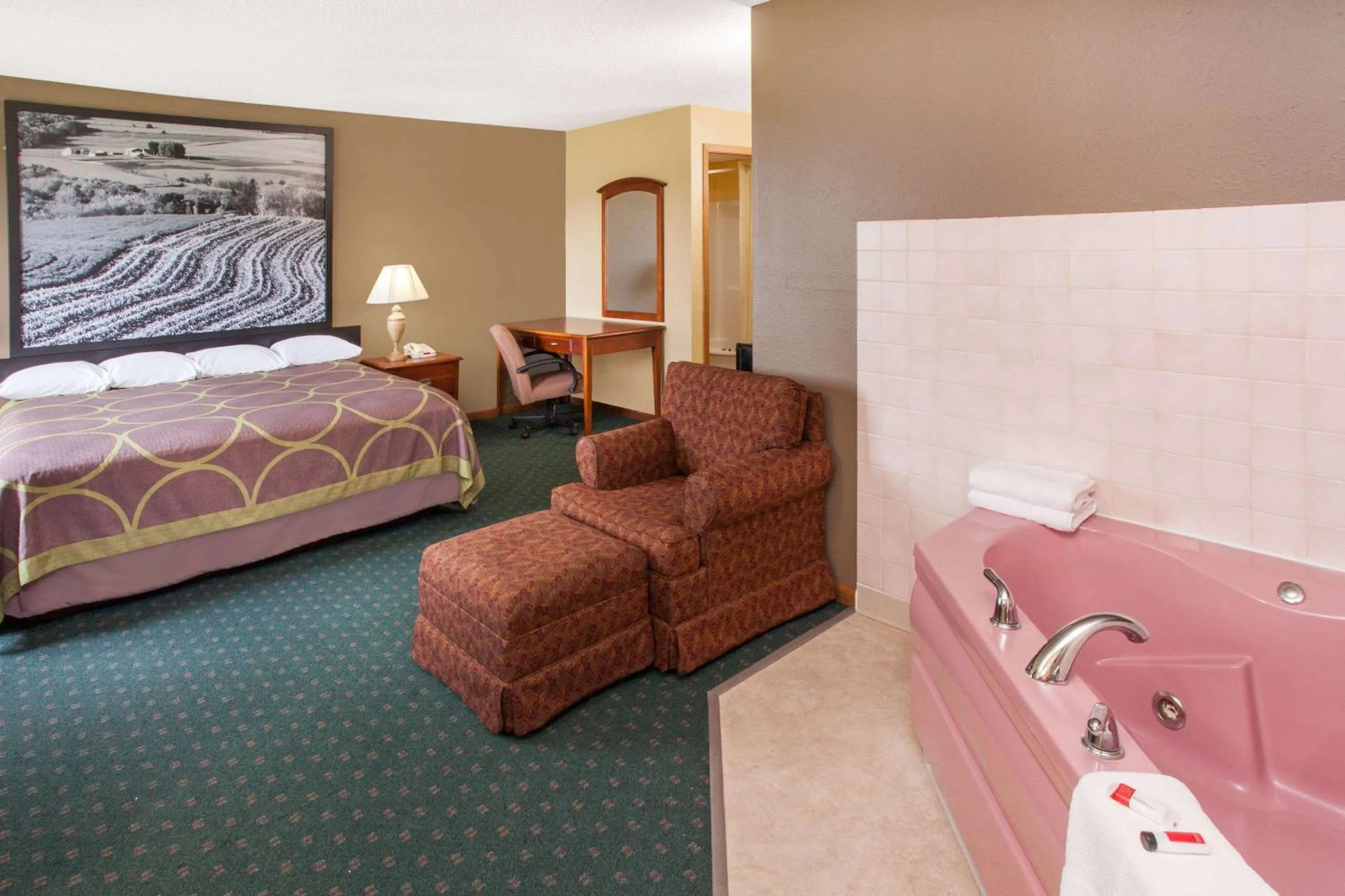 Photo of the whole room, Bed in Super 8 by Wyndham Anamosa IA