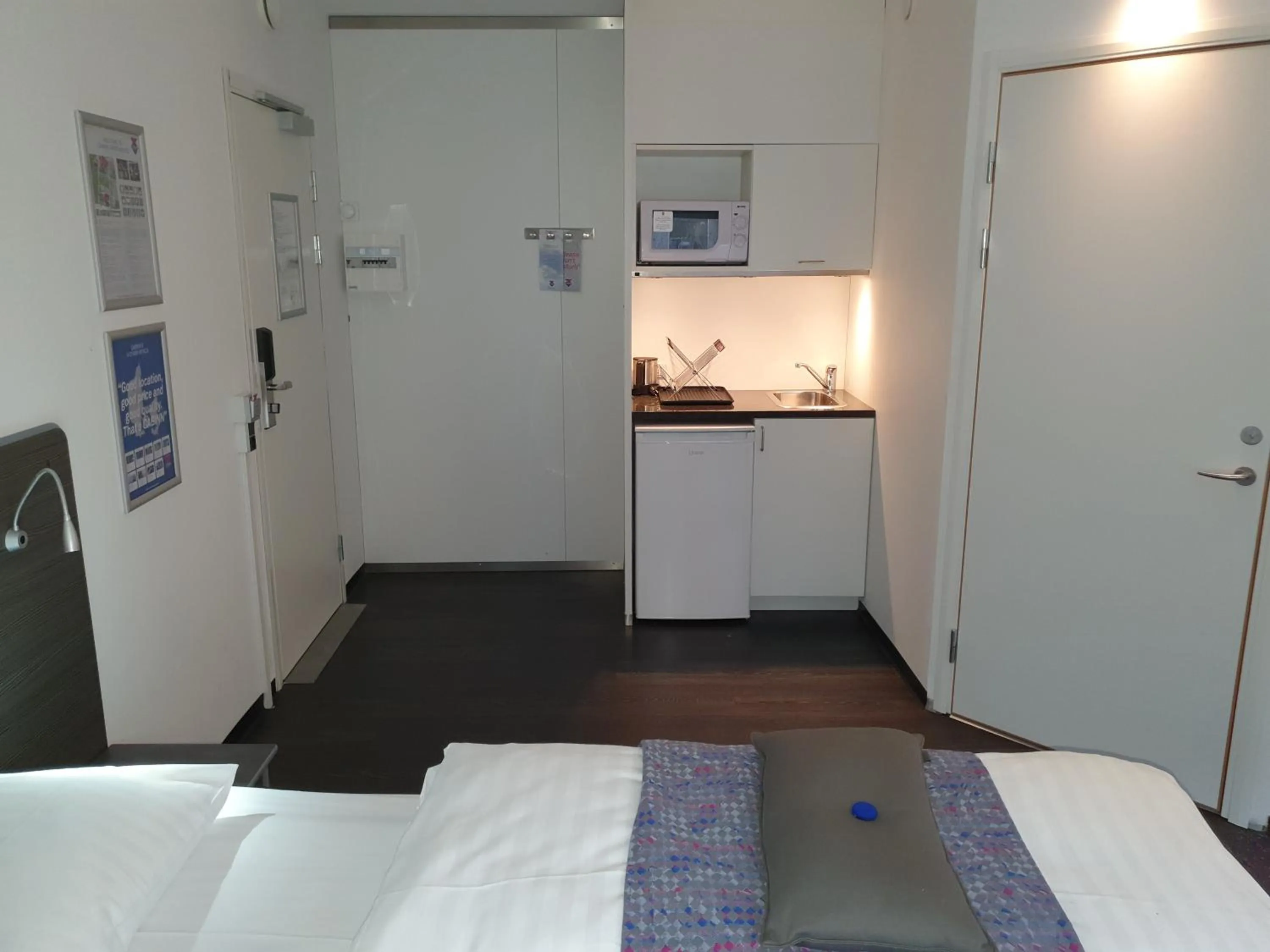 Kitchen or kitchenette, Bed in Cabinn Apartments