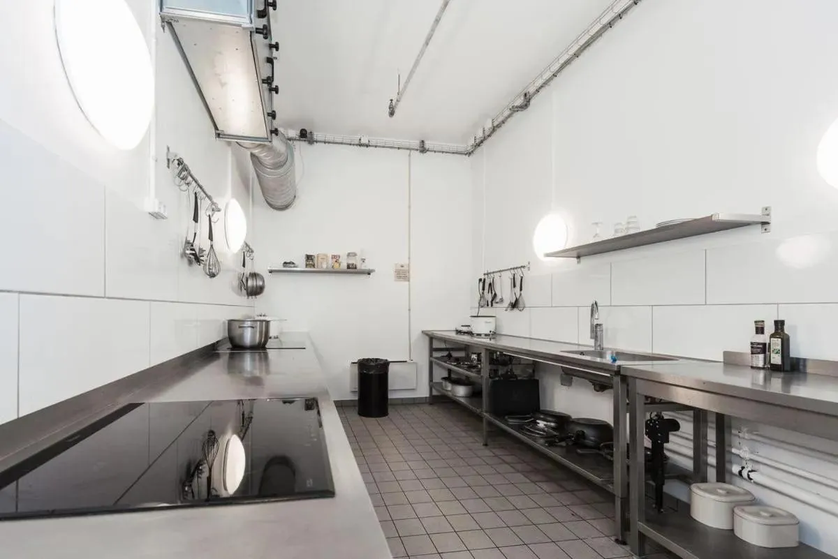 Kitchen or kitchenette in Cabinn Apartments