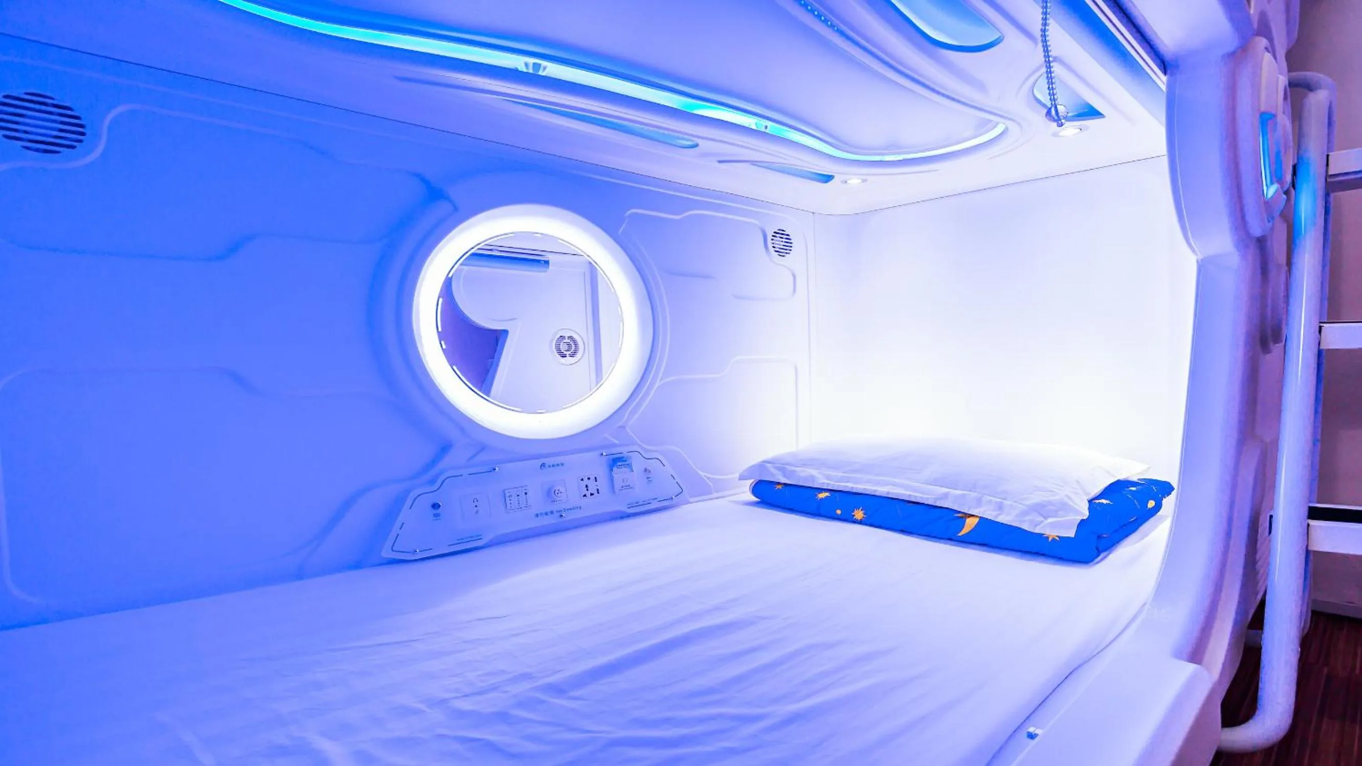 bunk bed, Bed in Spacepod@SG