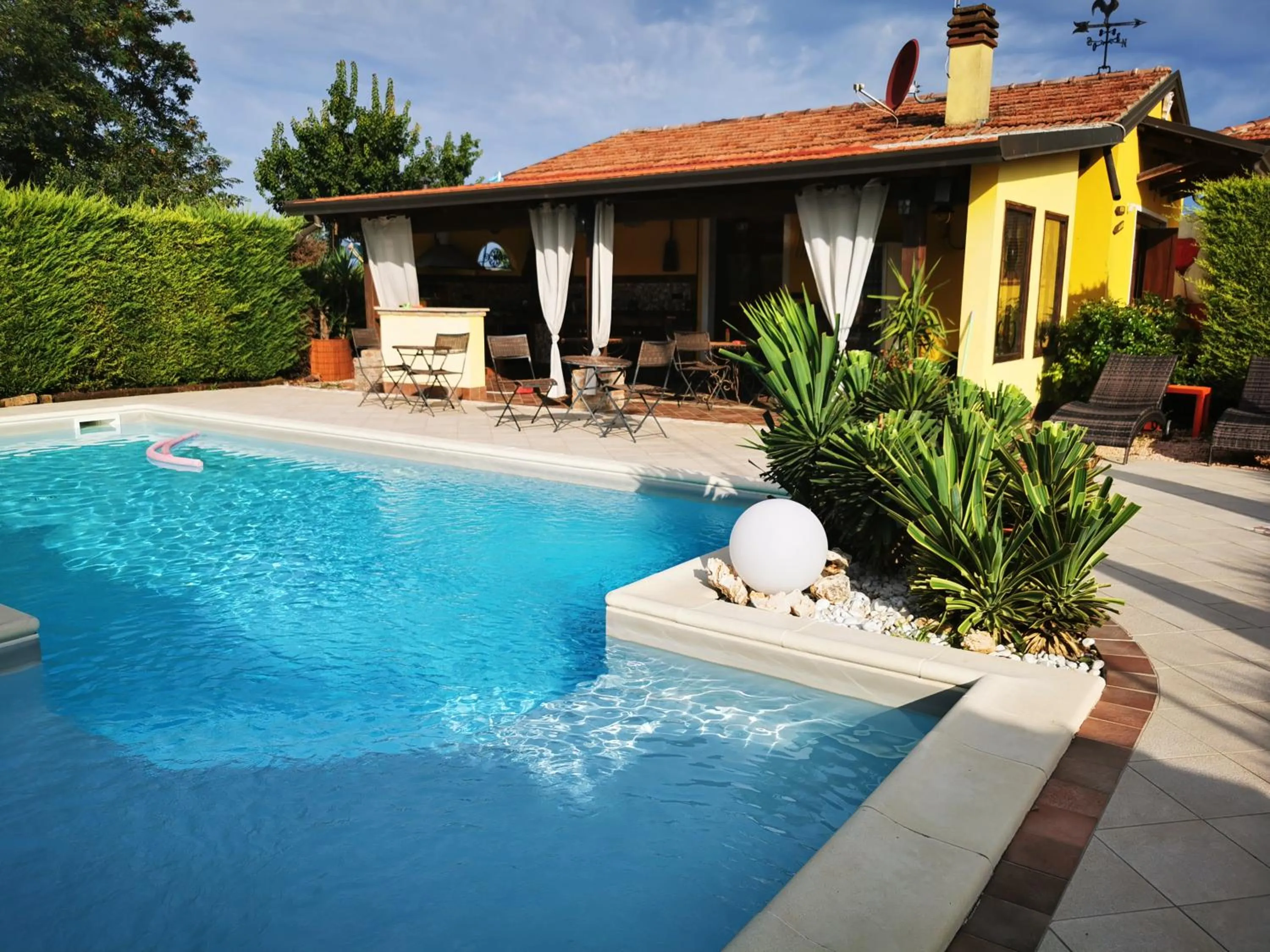 Swimming pool in Casa di Campagna B&B La Corte Ferrara