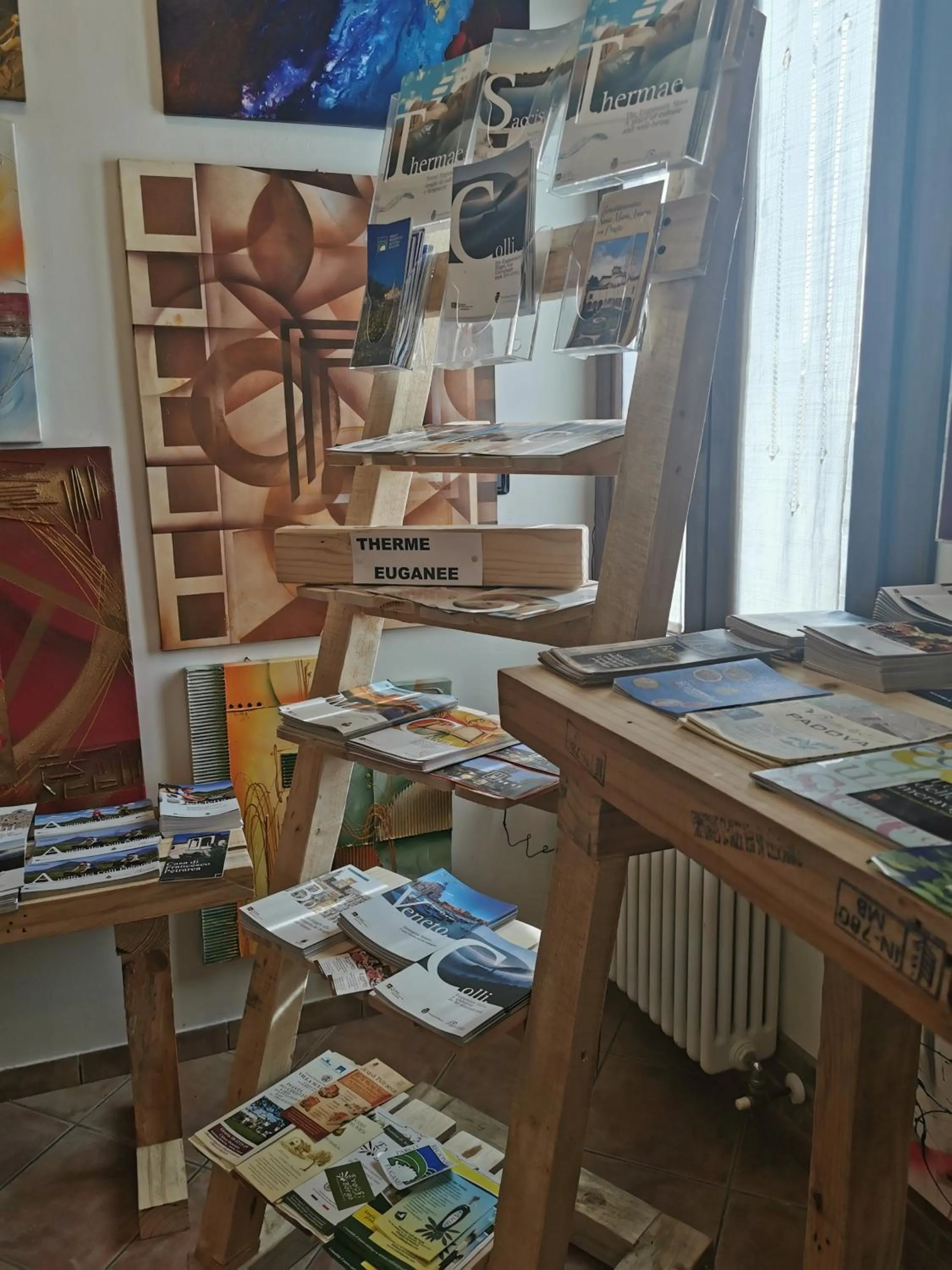 Library in Casa di Campagna B&B La Corte Ferrara