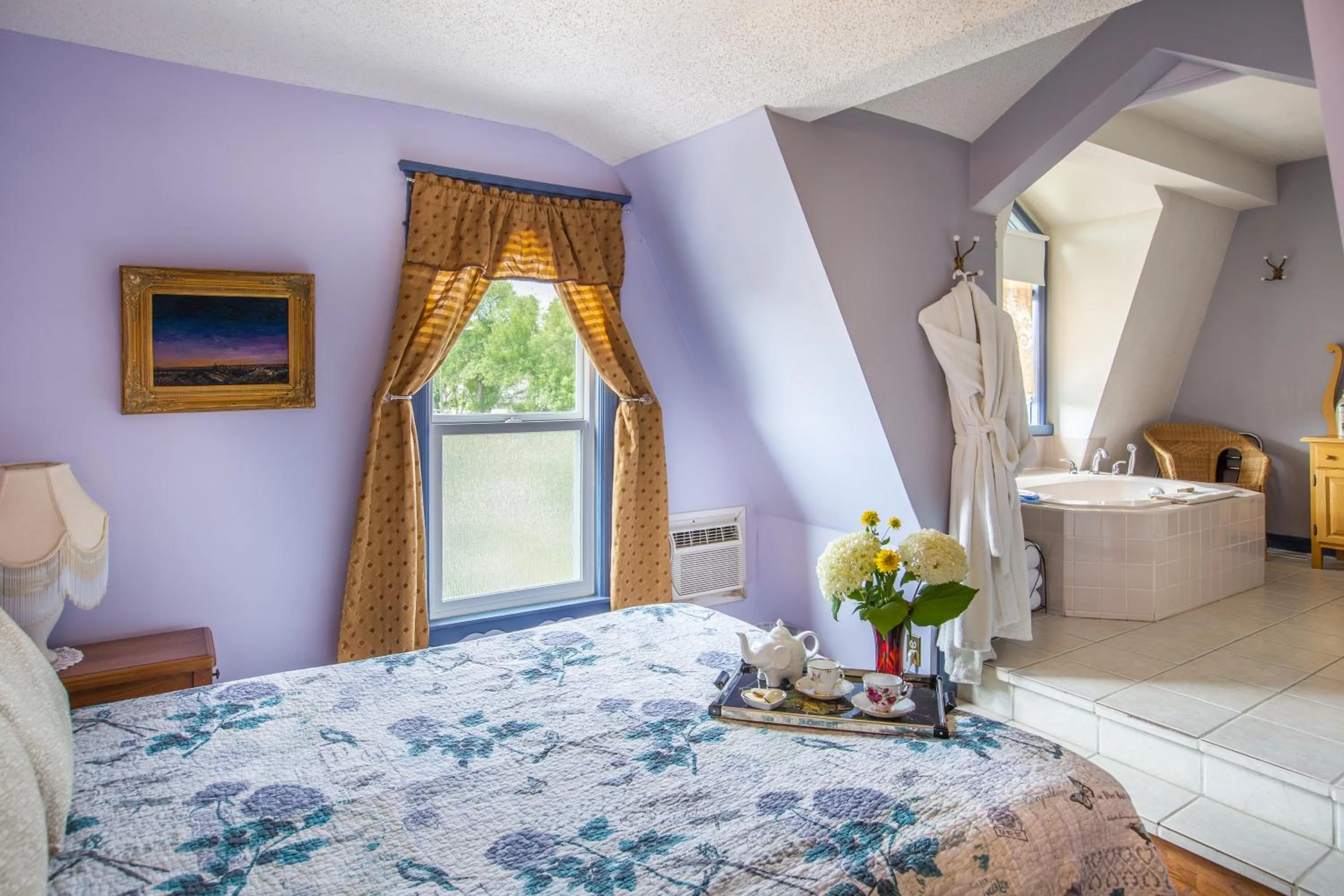 Bed in Heartwood Inn