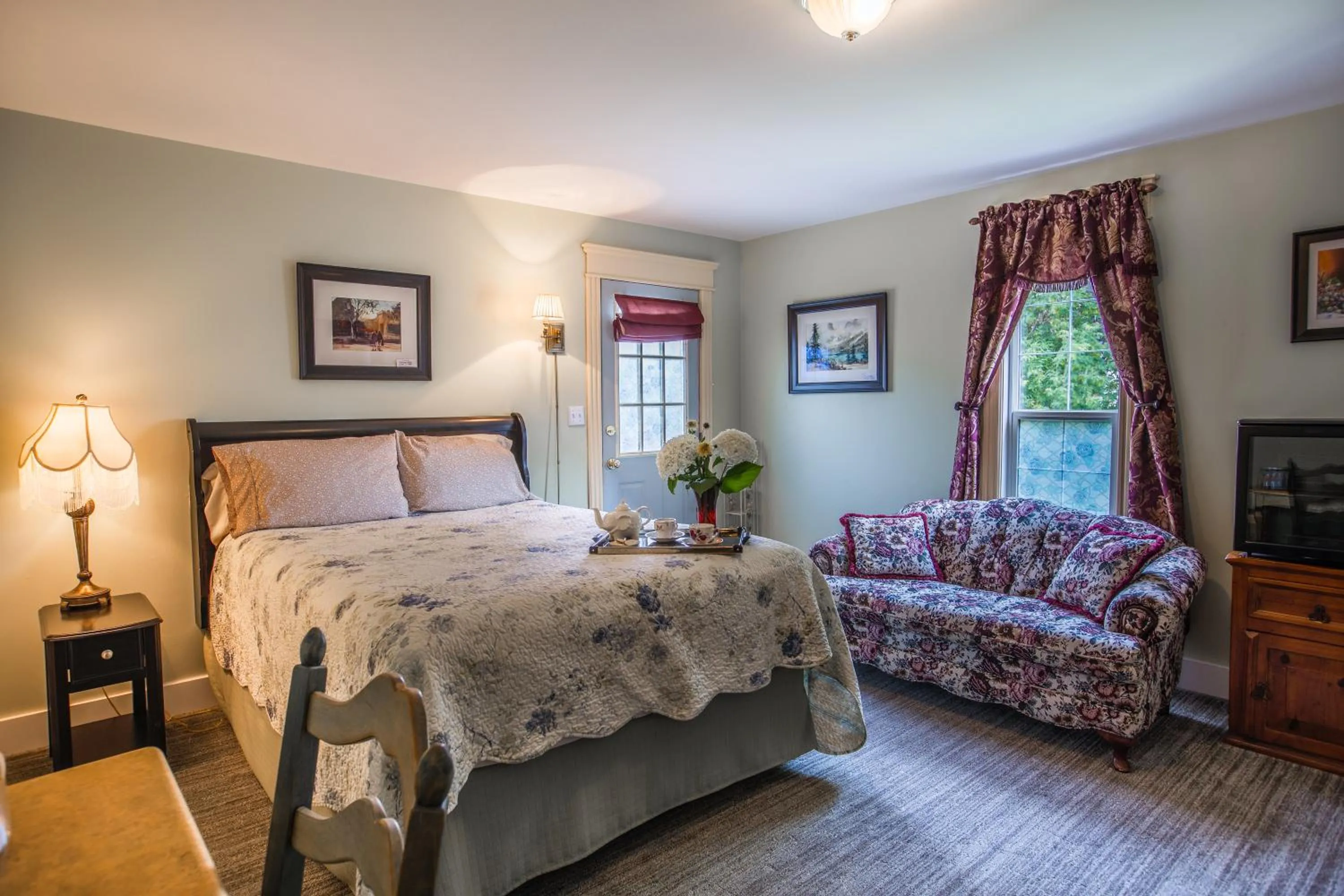 Photo of the whole room, Bed in Heartwood Inn
