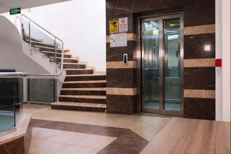 elevator in Guckar Sehrinn Oteli