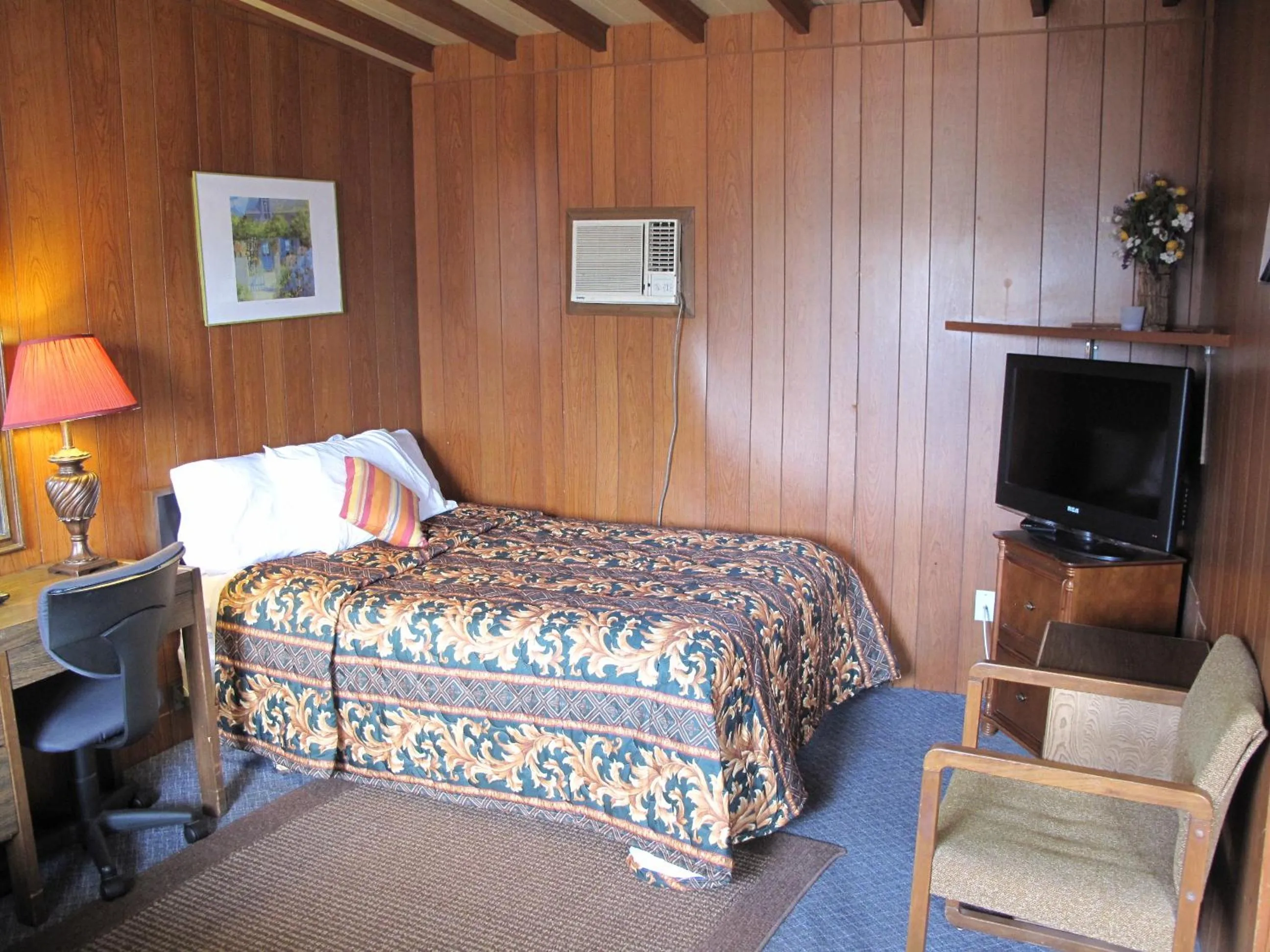 Bedroom in Blue Mountain Motel
