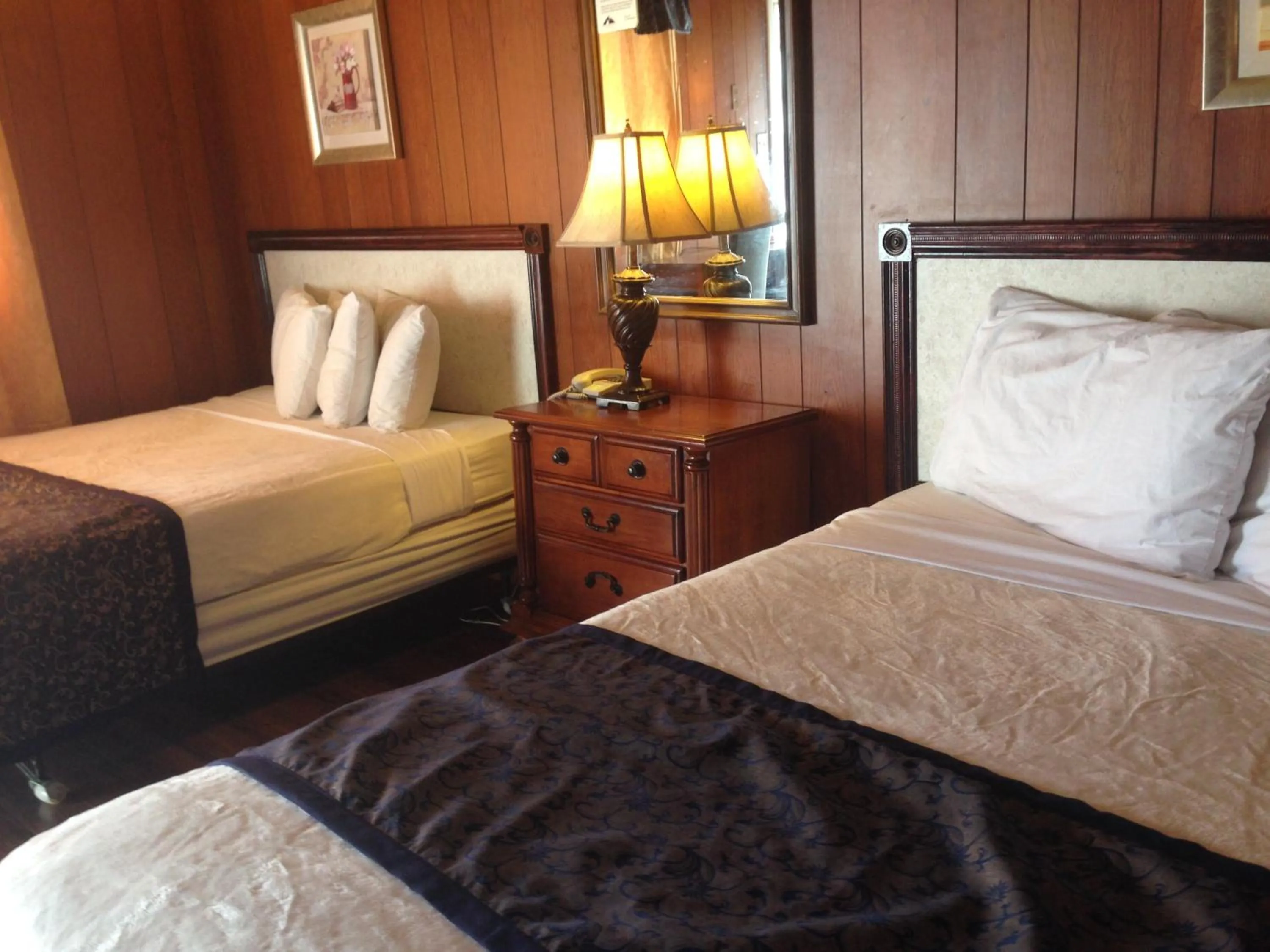 Bedroom in Blue Mountain Motel