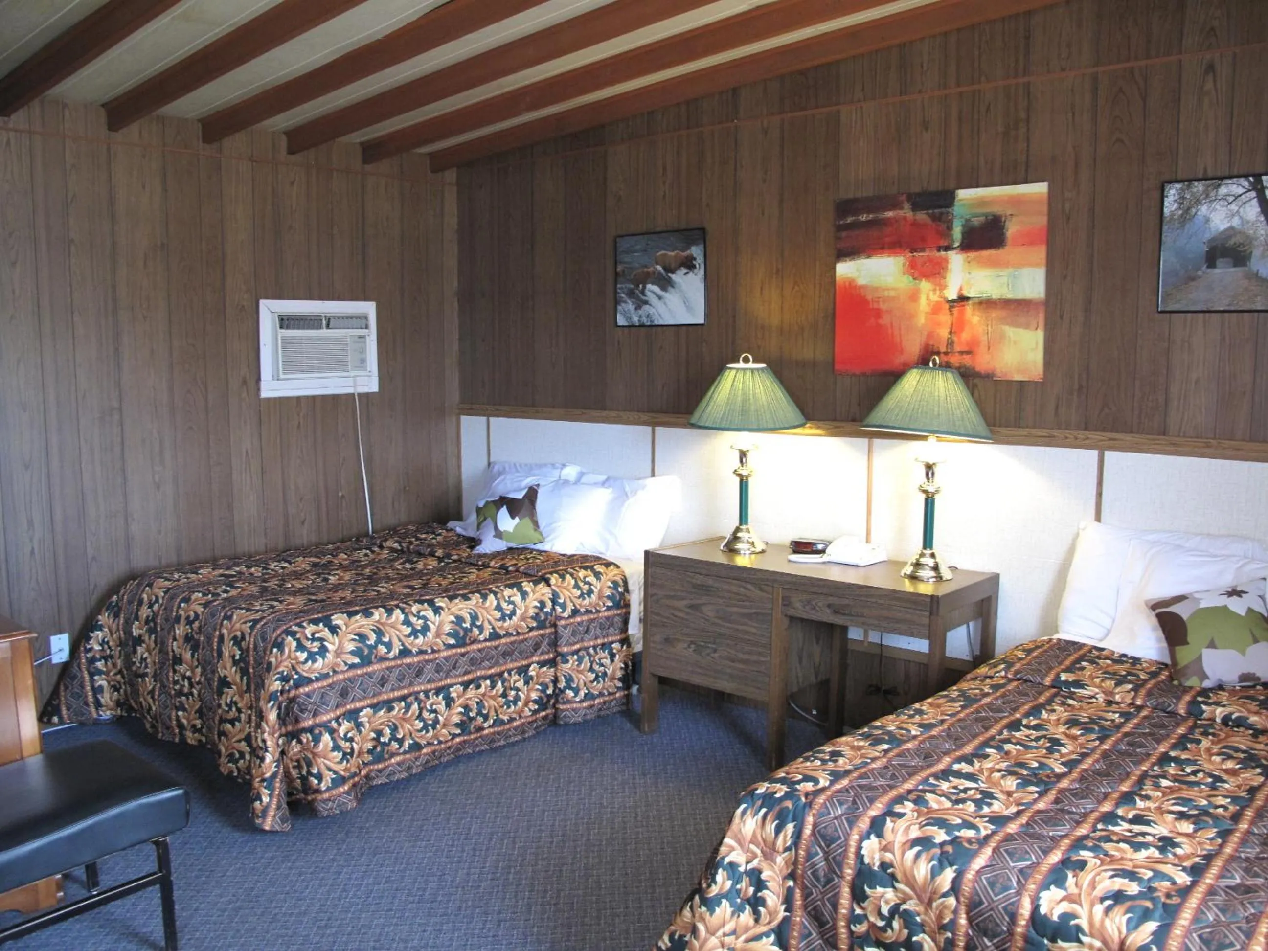 Bedroom in Blue Mountain Motel