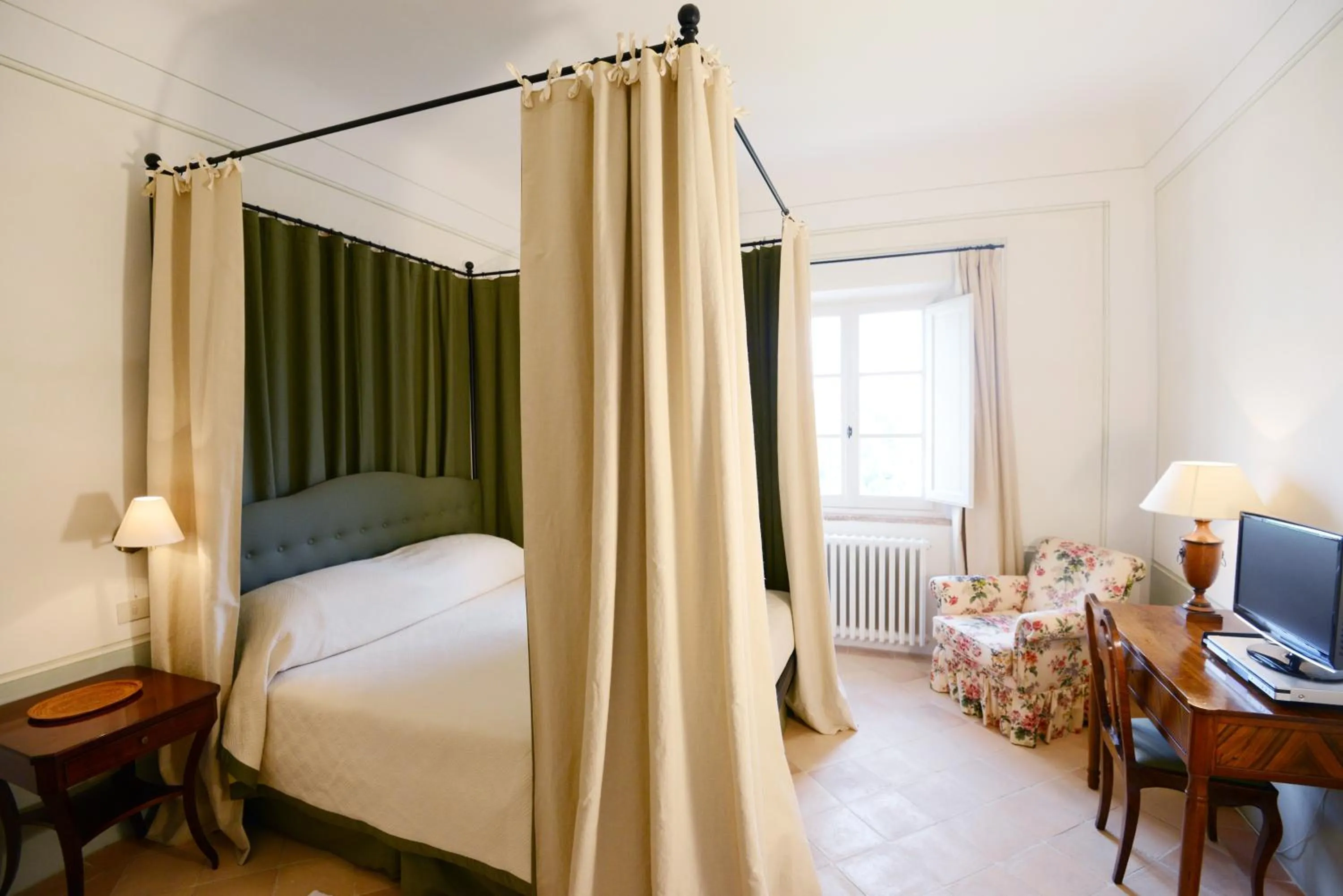 Bed in Castello di Fighine