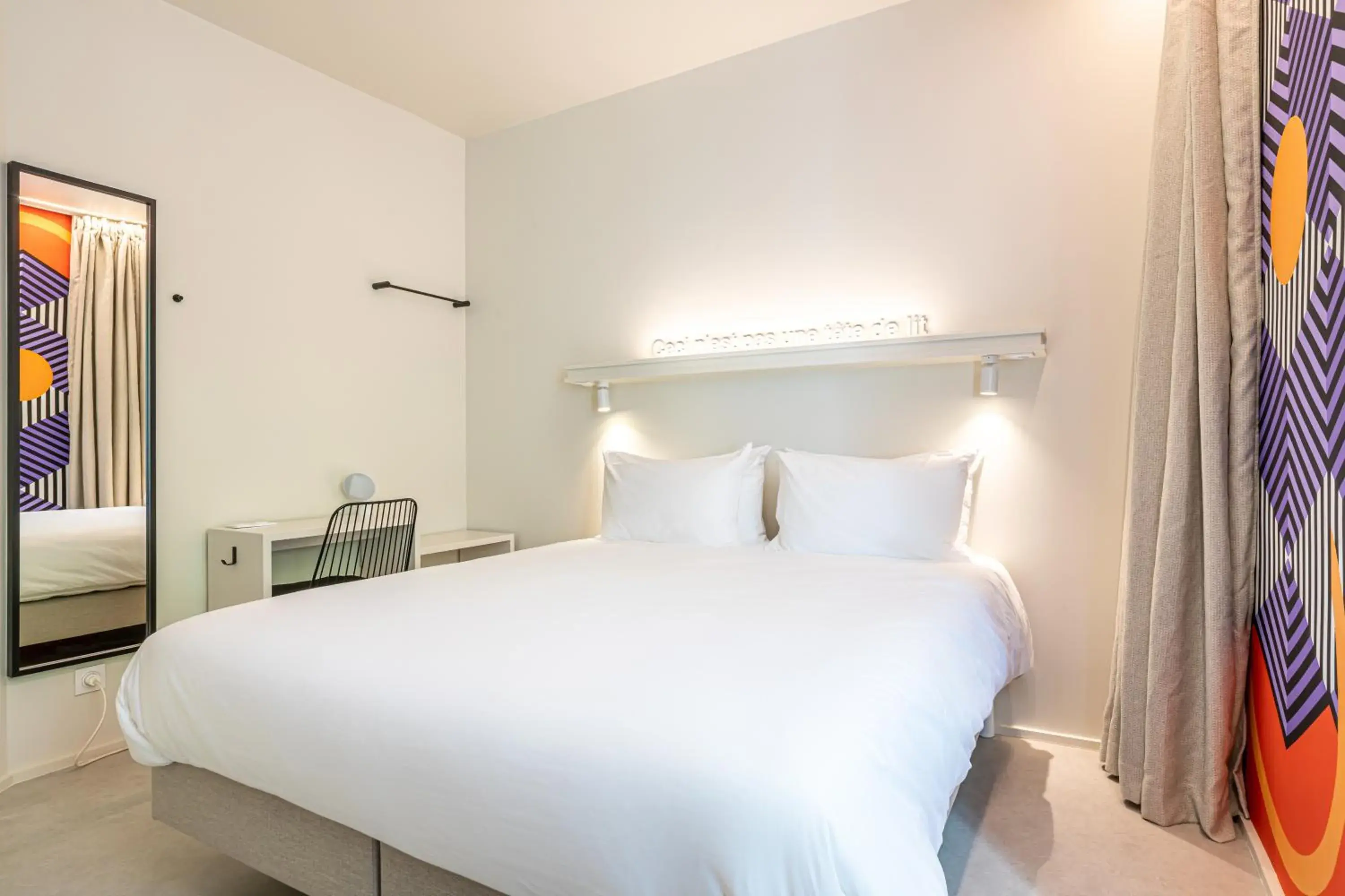 Property building, Bed in Graphik Montparnasse Property building, Bed in Graphik Montparnasse