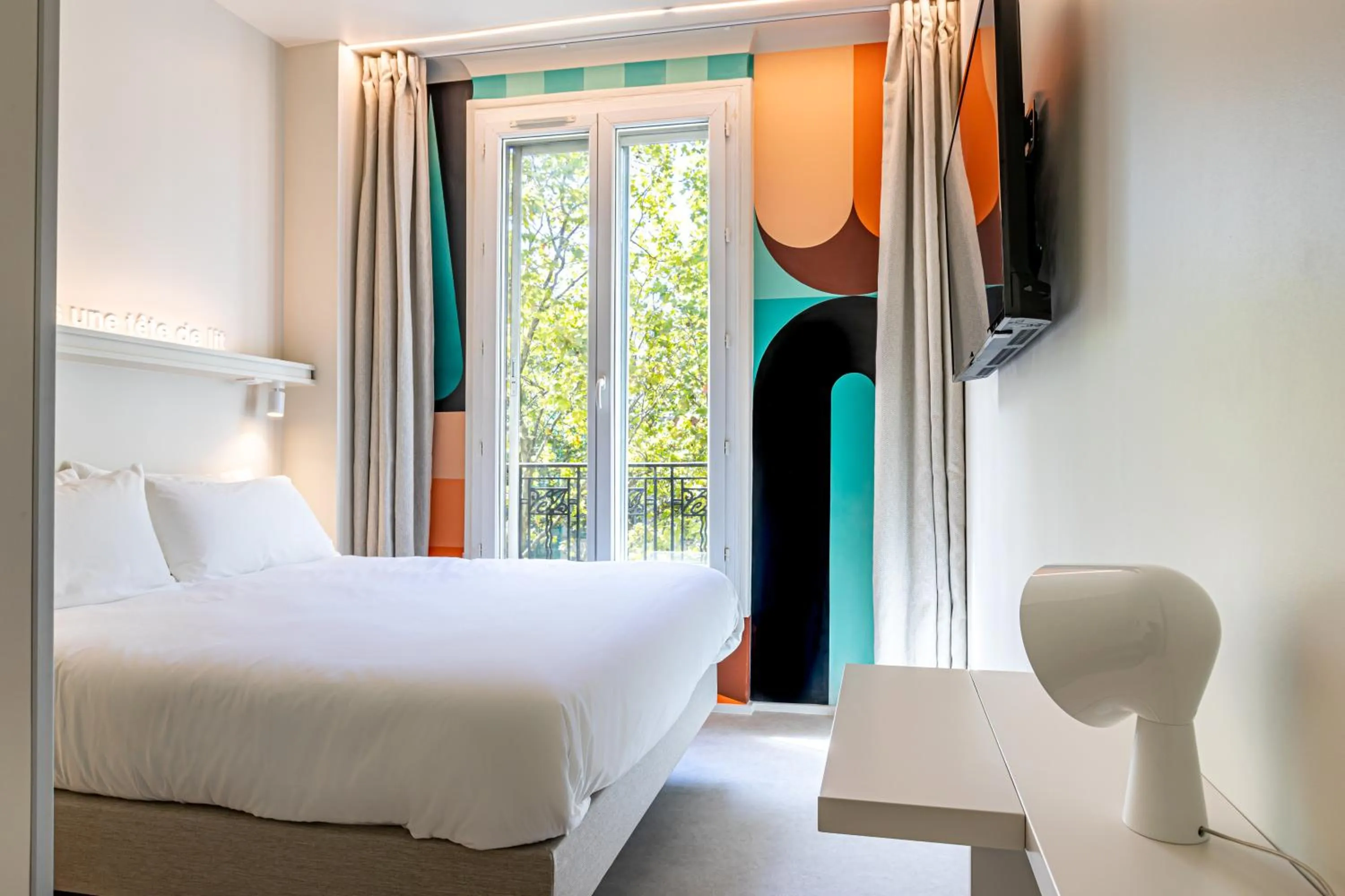 Photo of the whole room, Bed in Graphik Montparnasse