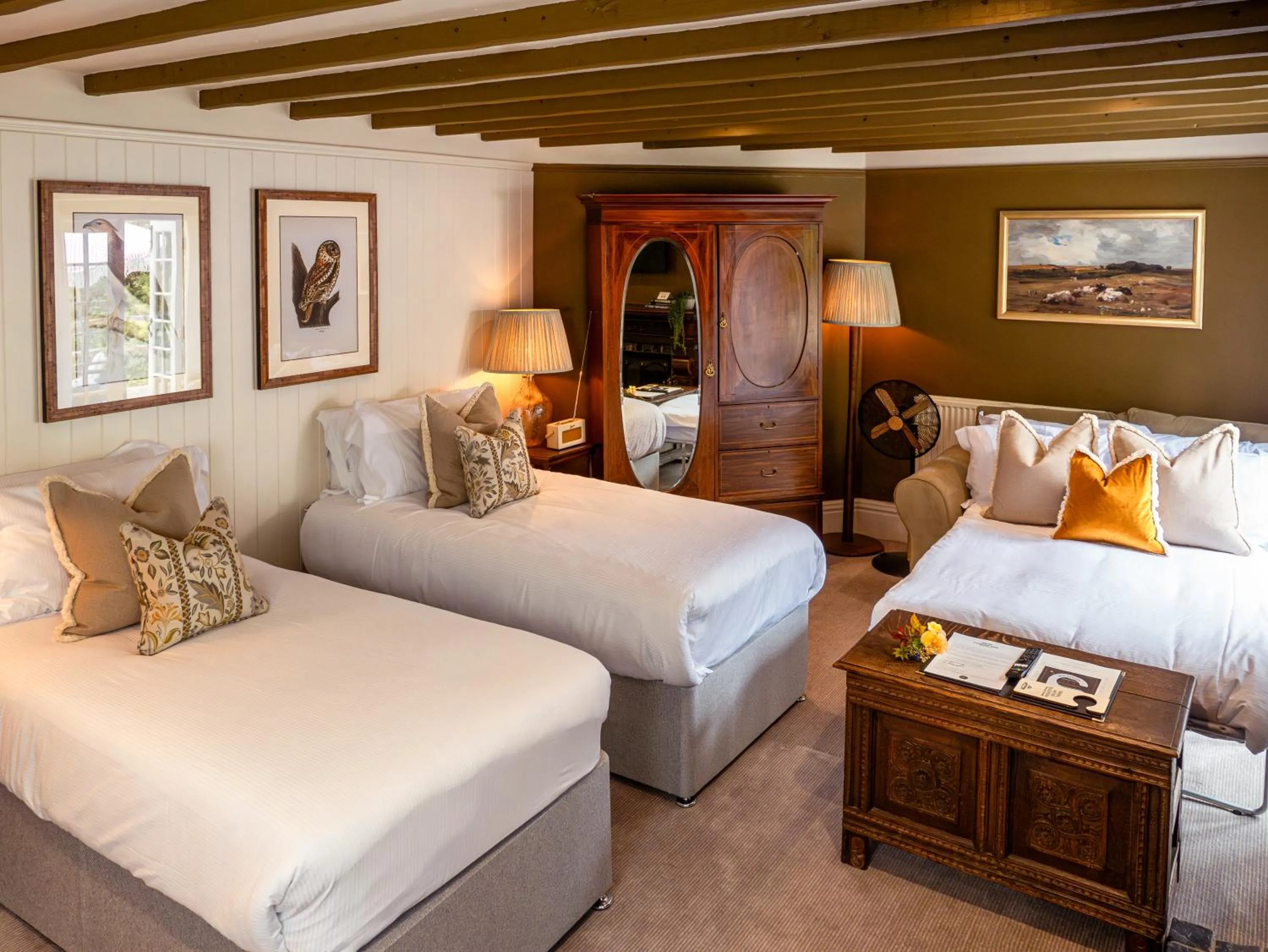 Photo of the whole room, Bed in High Corner Inn