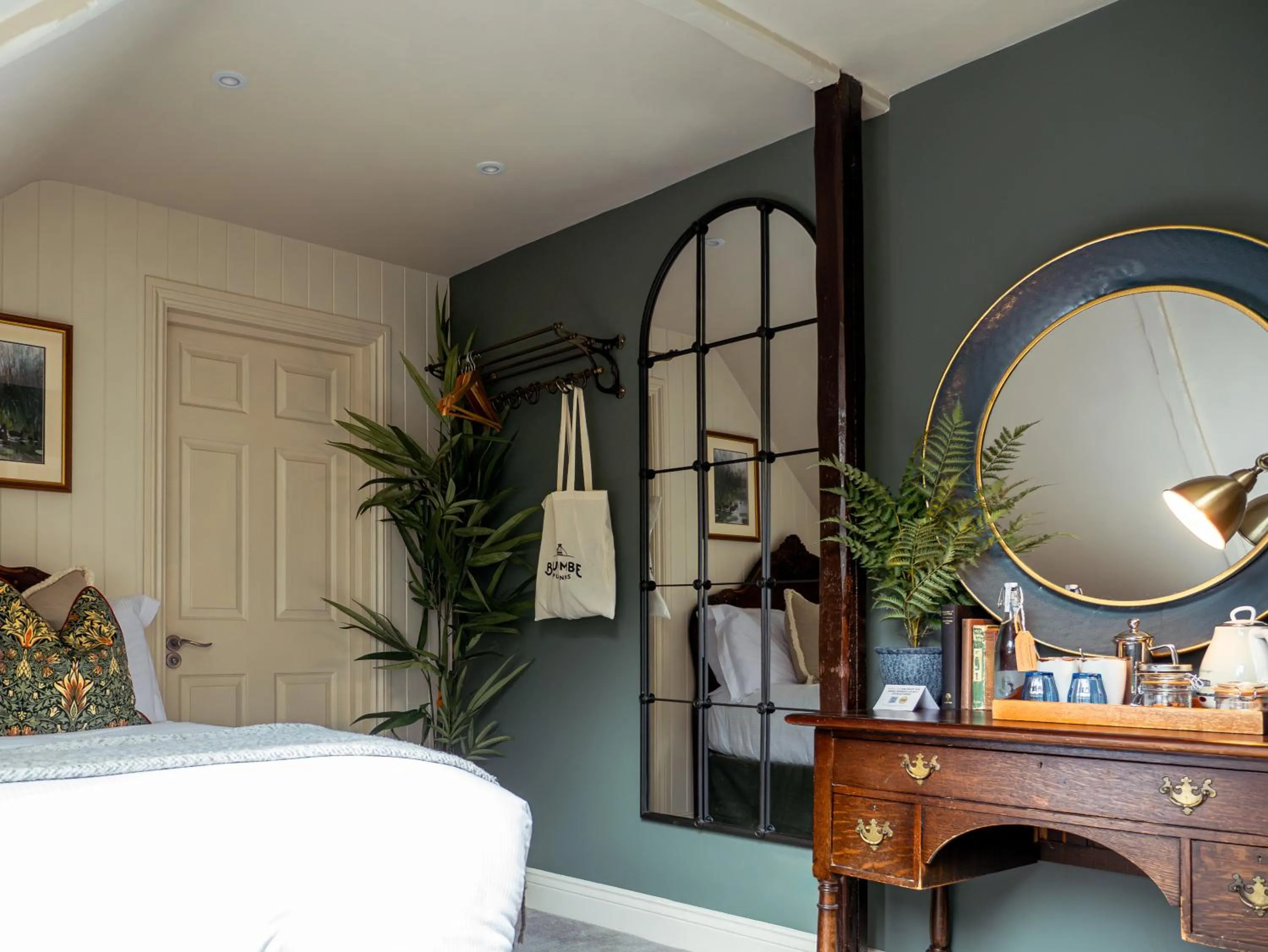 Photo of the whole room, Bed in High Corner Inn