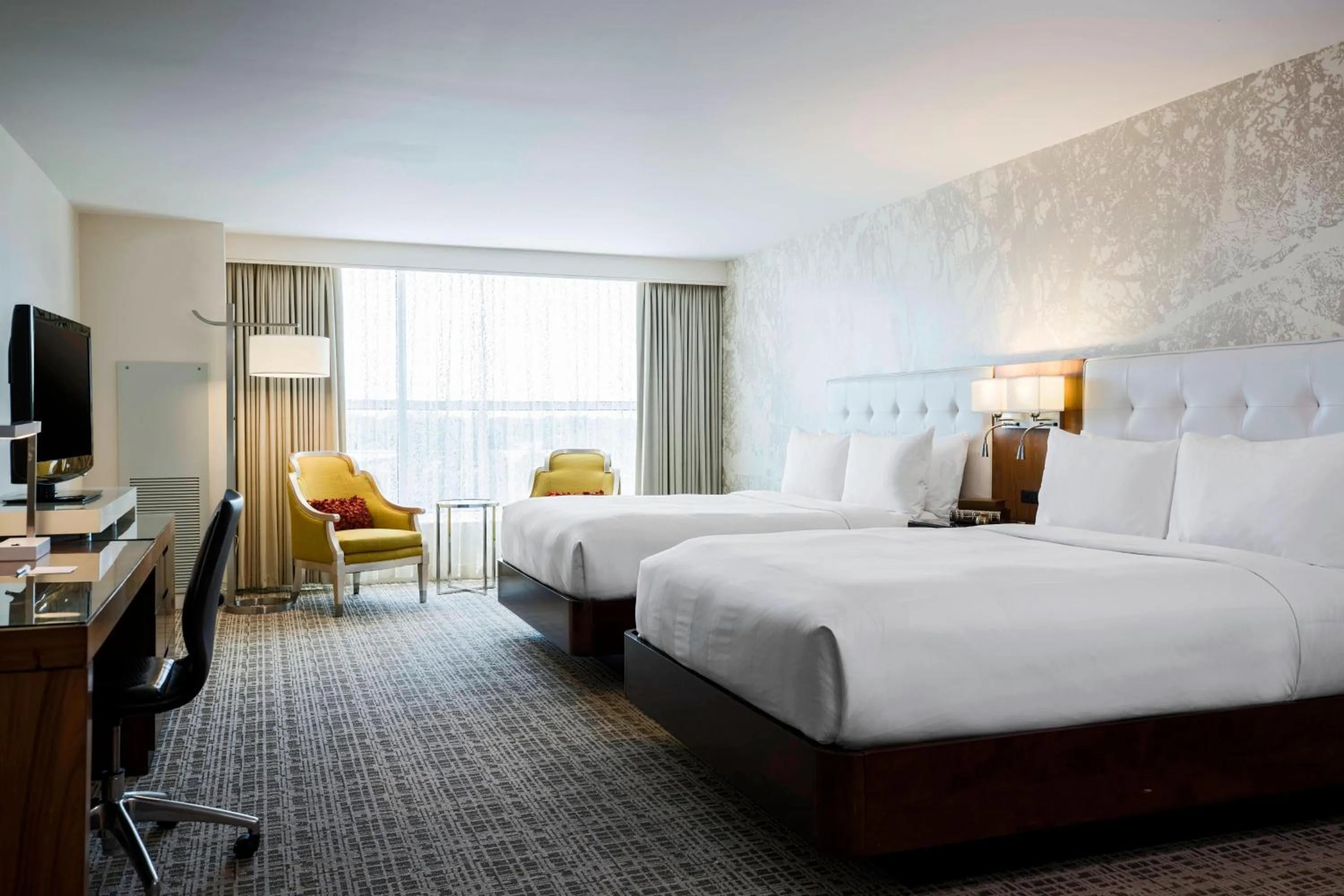 Photo of the whole room, Bed in Renaissance Baton Rouge Hotel