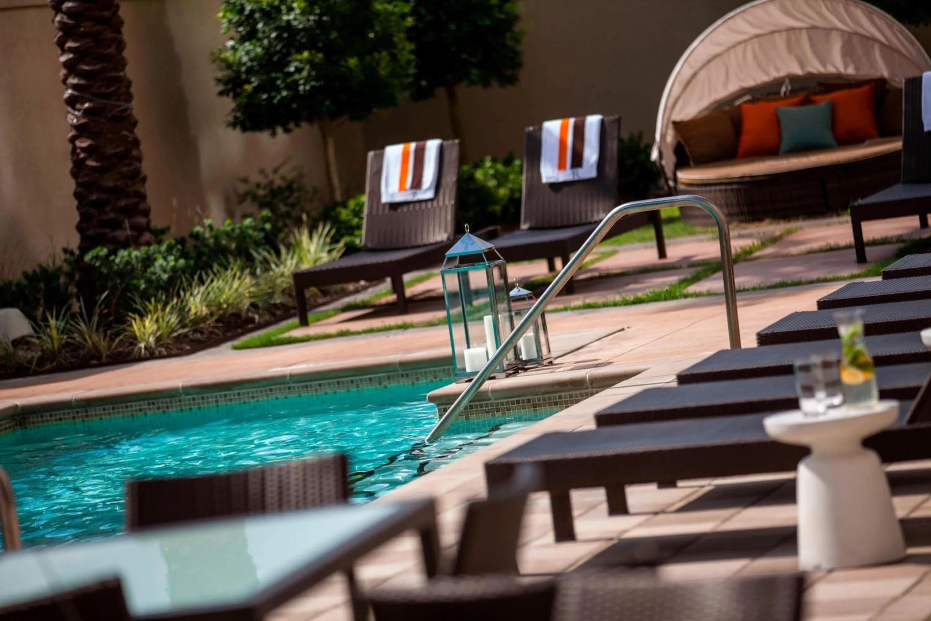 Swimming pool in Renaissance Baton Rouge Hotel