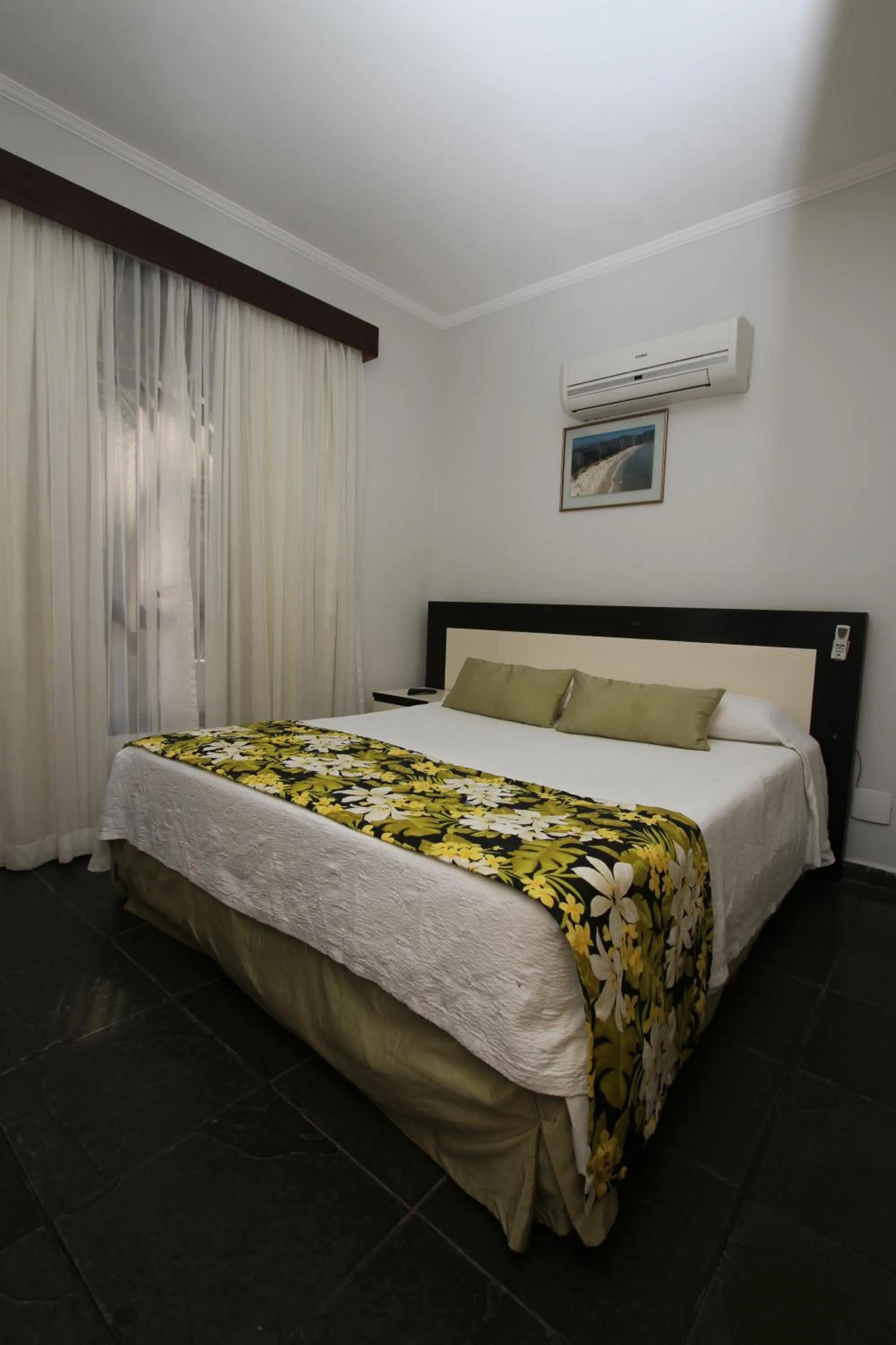 Photo of the whole room, Bed in Flat Itararé Tower Beach