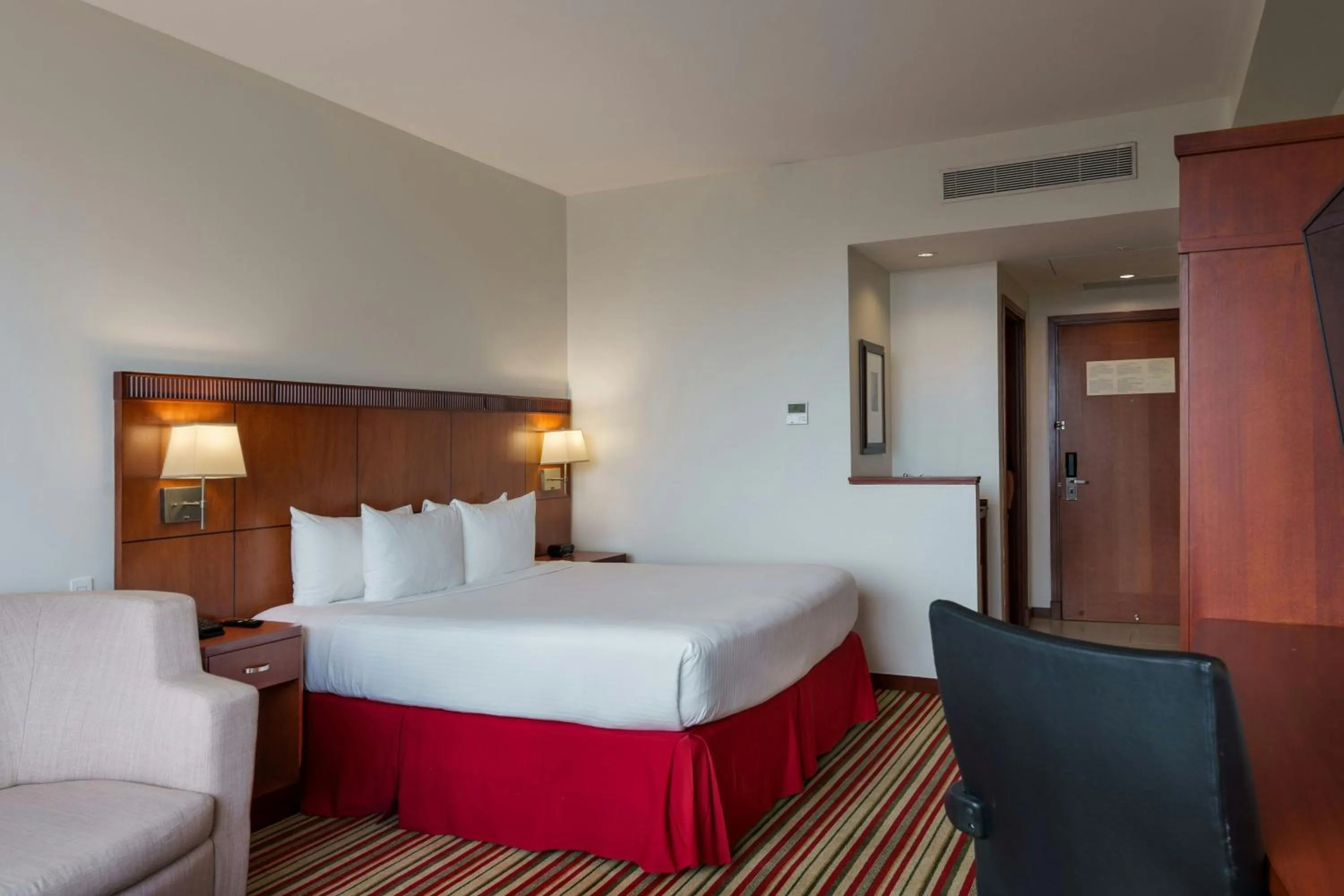 Photo of the whole room, Bed in Courtyard by Marriott Panama Multiplaza Mall