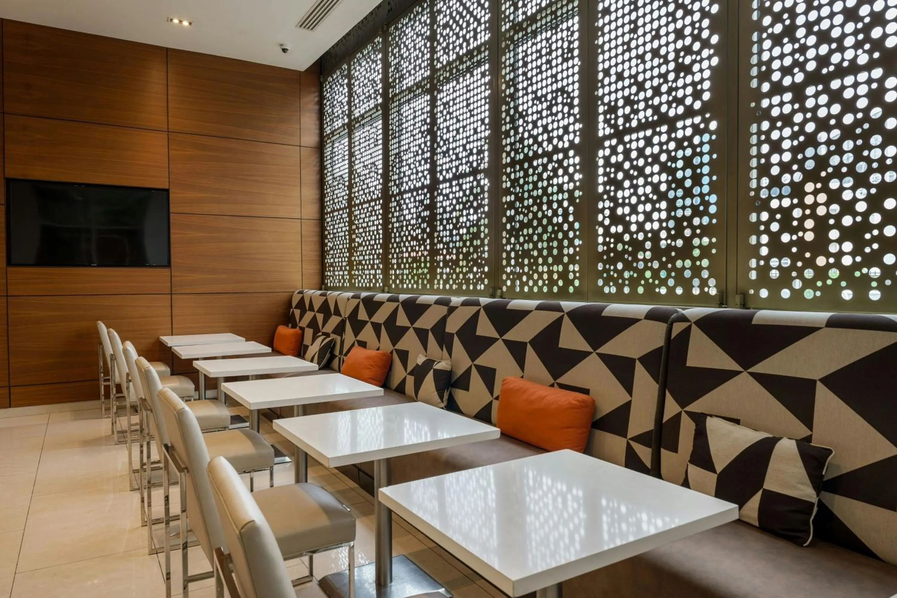 Lounge or bar in Courtyard by Marriott Panama Multiplaza Mall