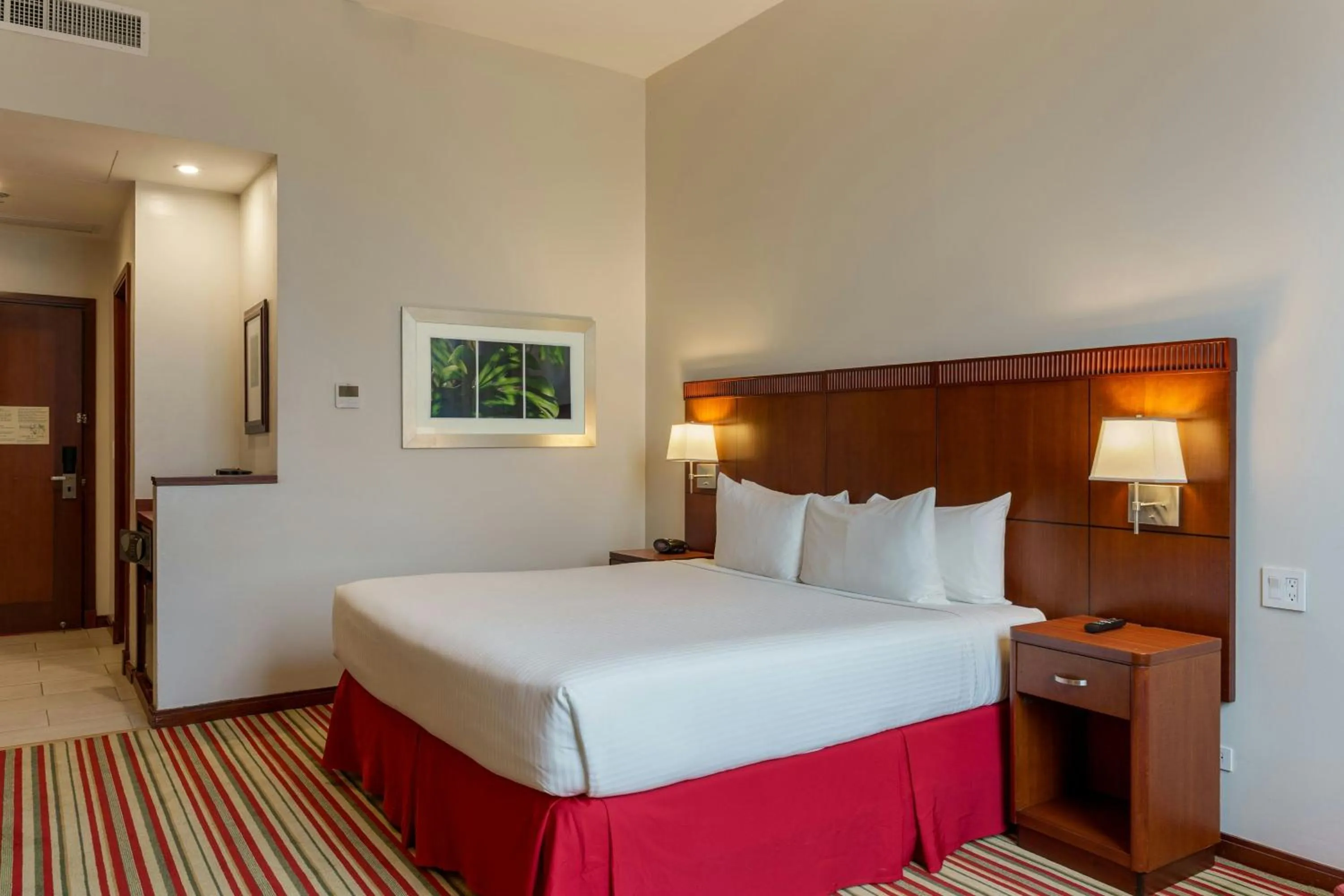 Photo of the whole room, Bed in Courtyard by Marriott Panama Multiplaza Mall