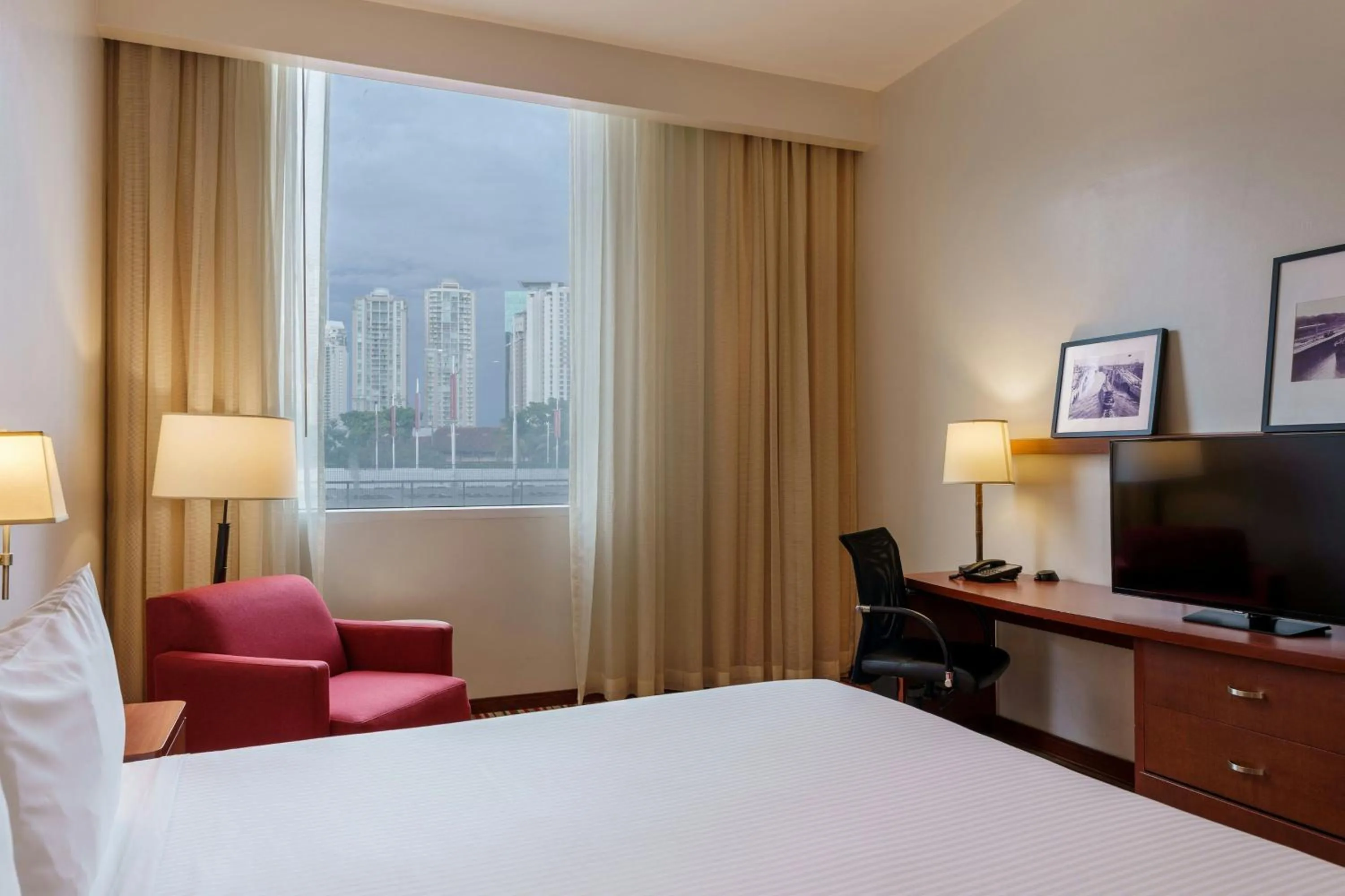 Bedroom, Bed in Courtyard by Marriott Panama Multiplaza Mall