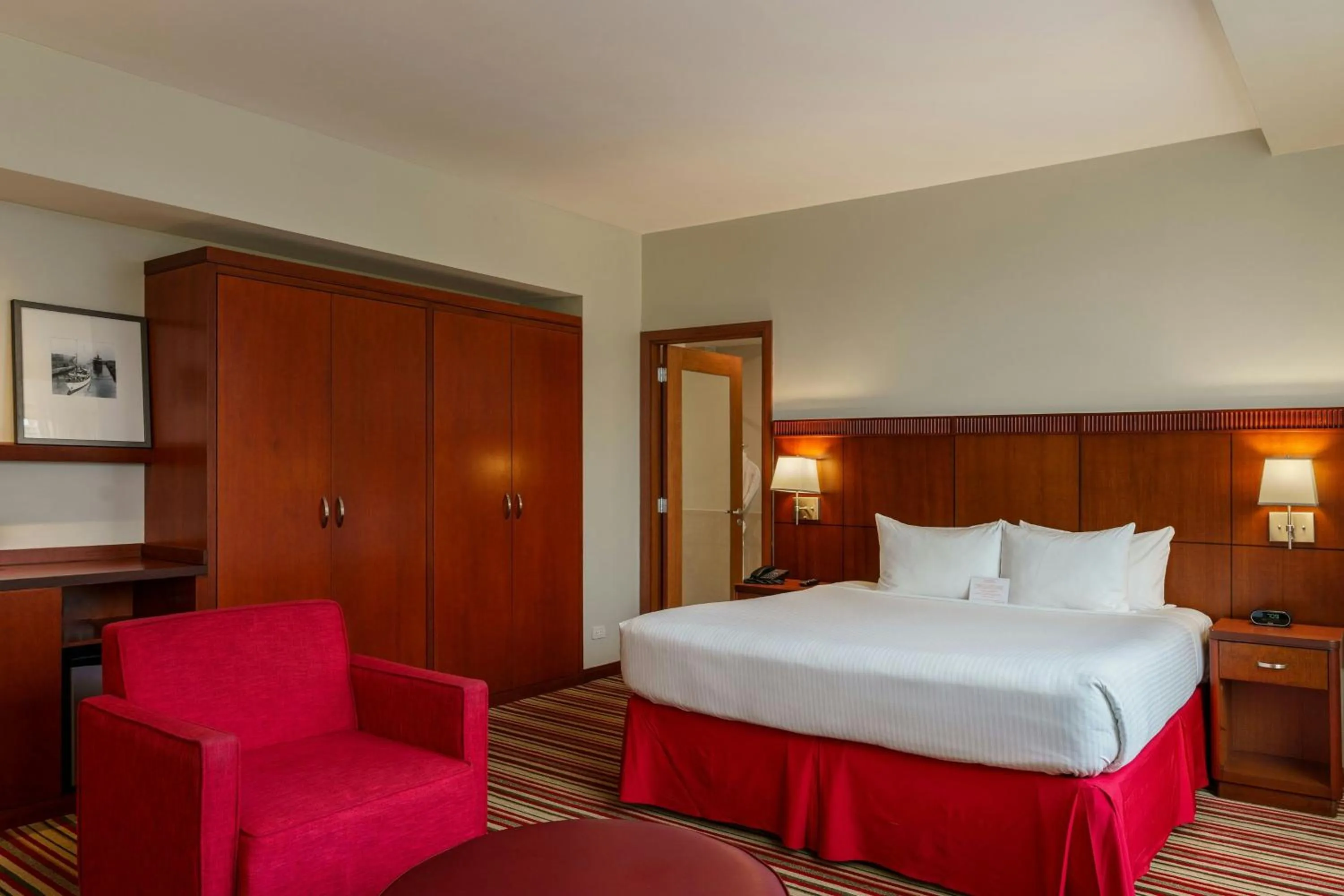 Photo of the whole room, Bed in Courtyard by Marriott Panama Multiplaza Mall