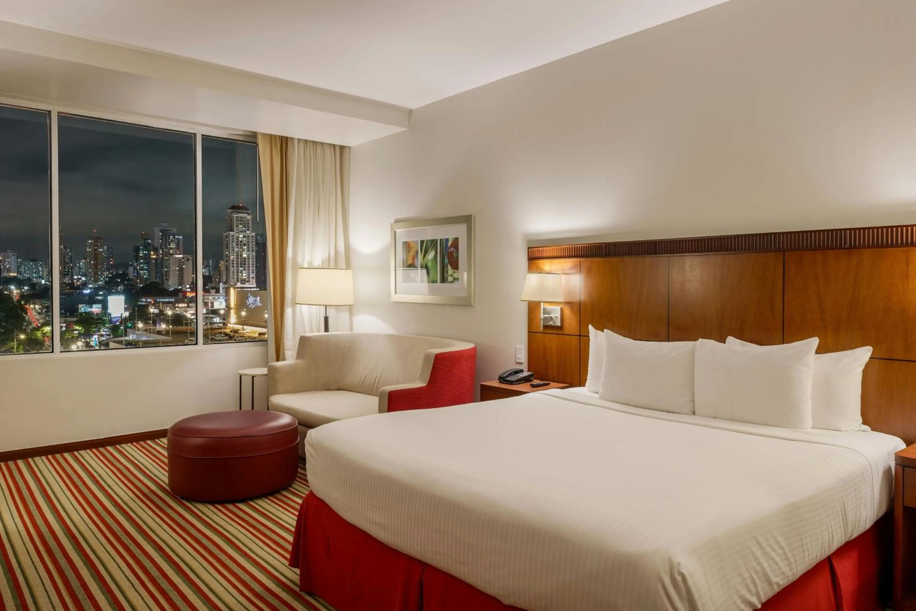 Photo of the whole room, Bed in Courtyard by Marriott Panama Multiplaza Mall