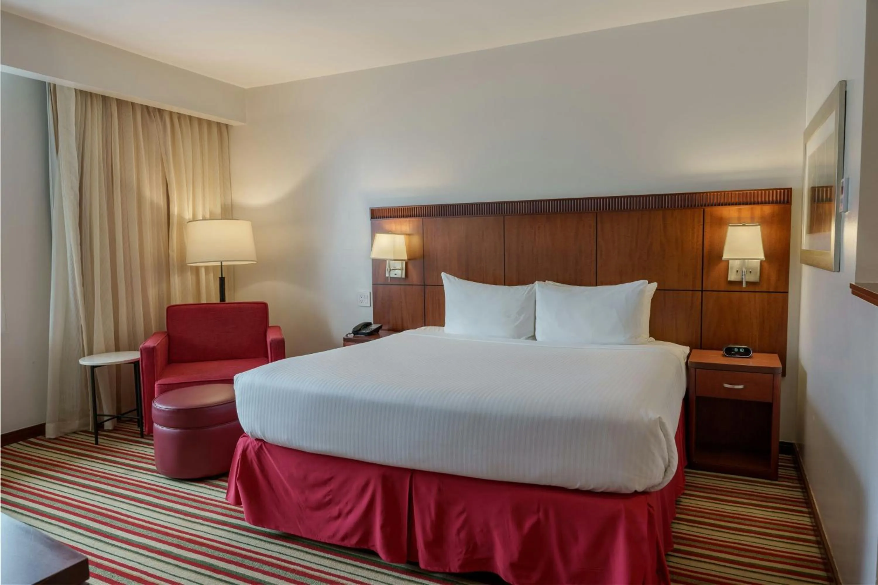 Photo of the whole room, Bed in Courtyard by Marriott Panama Multiplaza Mall